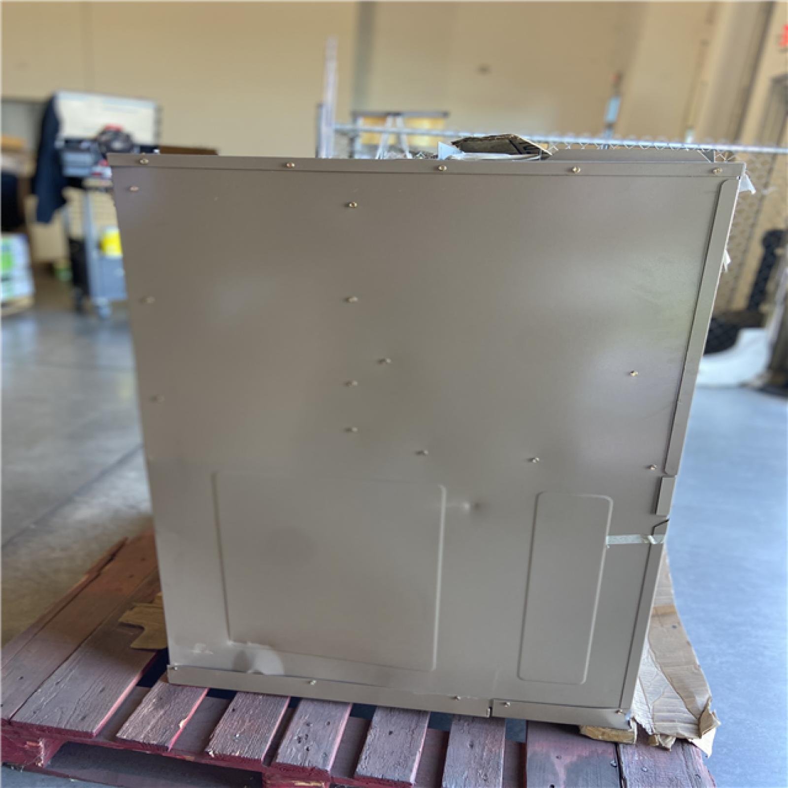 DALLAS LOCATION - MAGIC PAK PACKAGED VERTICAL UNIT 48K HEAT/ 18K COOL HWC8N4812P18A