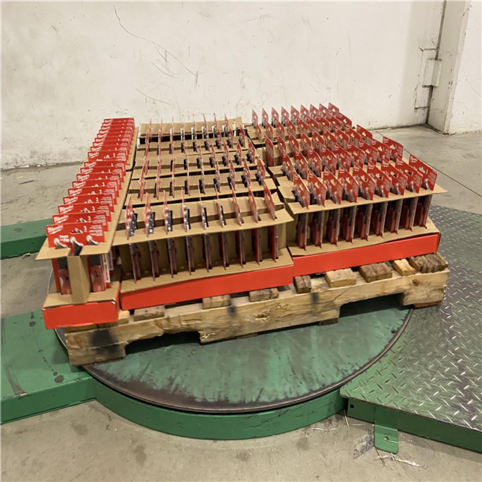 Dallas Location - NEW-  Milwaukee FASTBACK Compact Folding Utility Knife Pallet