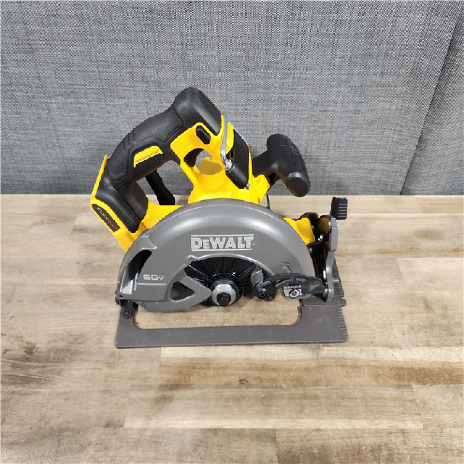 HOUSTON LOCATION - AS-IS (APPEARS LIKE NEW) DeWALT Flexvolt Max 7-1/4  60V Brushless Circular Saw DCS578B (Bare Tool)