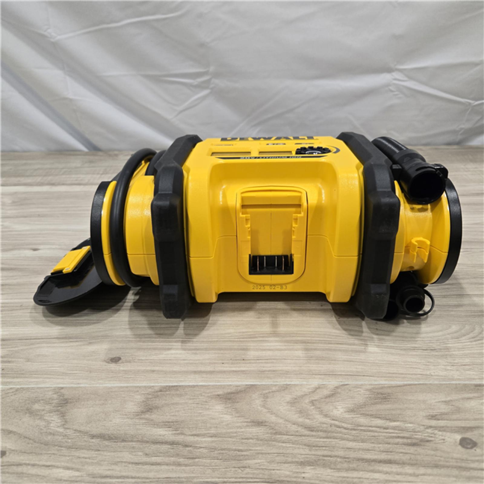 LIKE NEW! - DEWALT  20V MAX Inflator (Tool Only)
