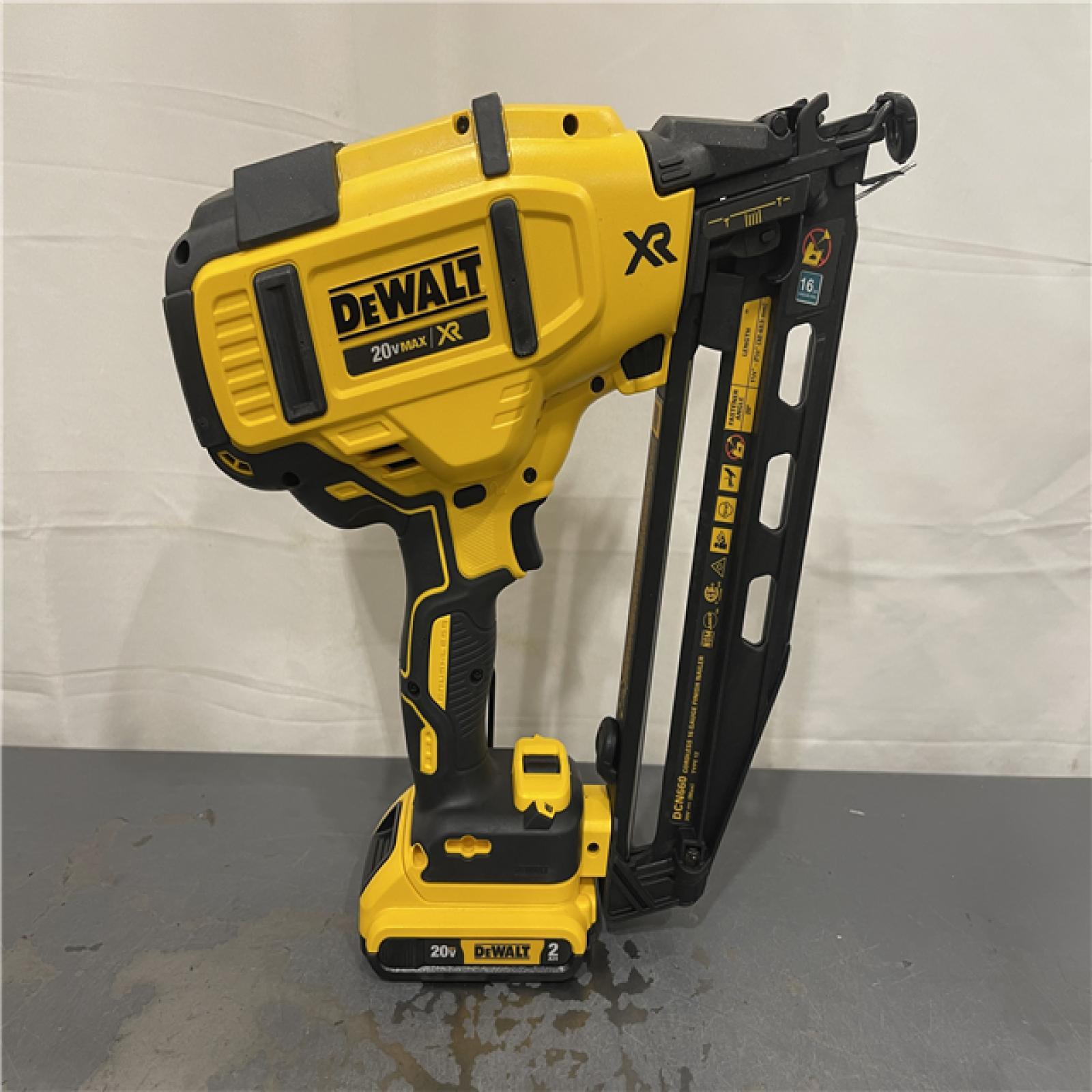AS-IS - DeWalt 20V MAX XR 16-Gauge Electric Cordless Angled Finishing Nailer Kit
