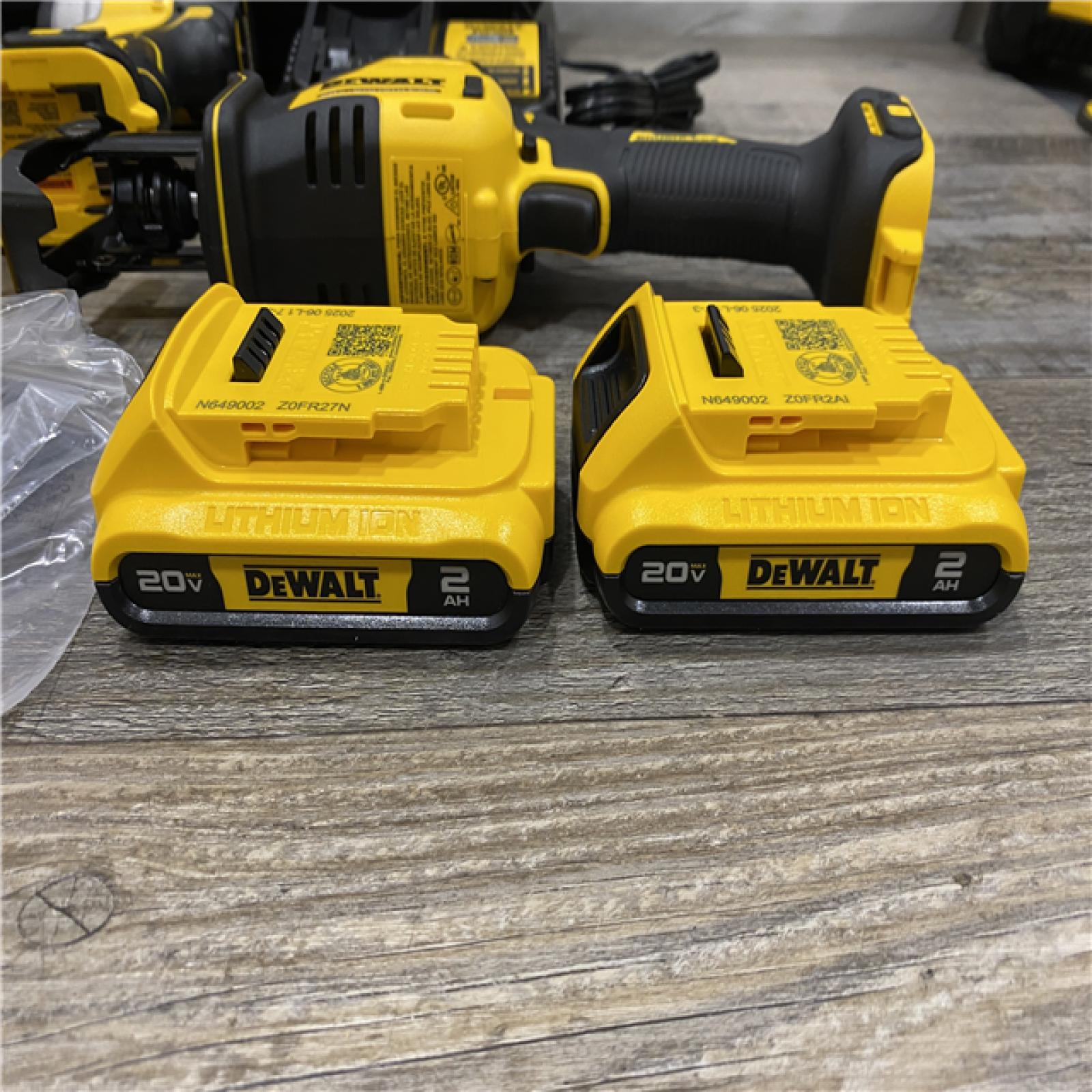 LIKE NEW - DEWALT ATOMIC 20-Volt Lithium-Ion Cordless Brushless (4-Tool) Combo Kit