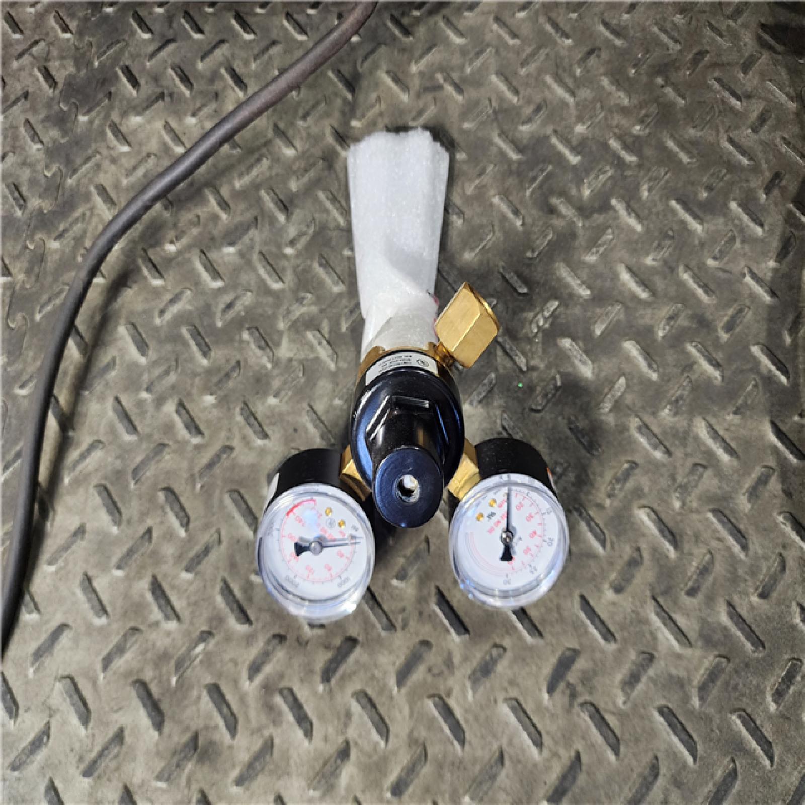 HOUSTON LOCATION - AS-IS Lincoln Electric 140 amp weld pak 140hd