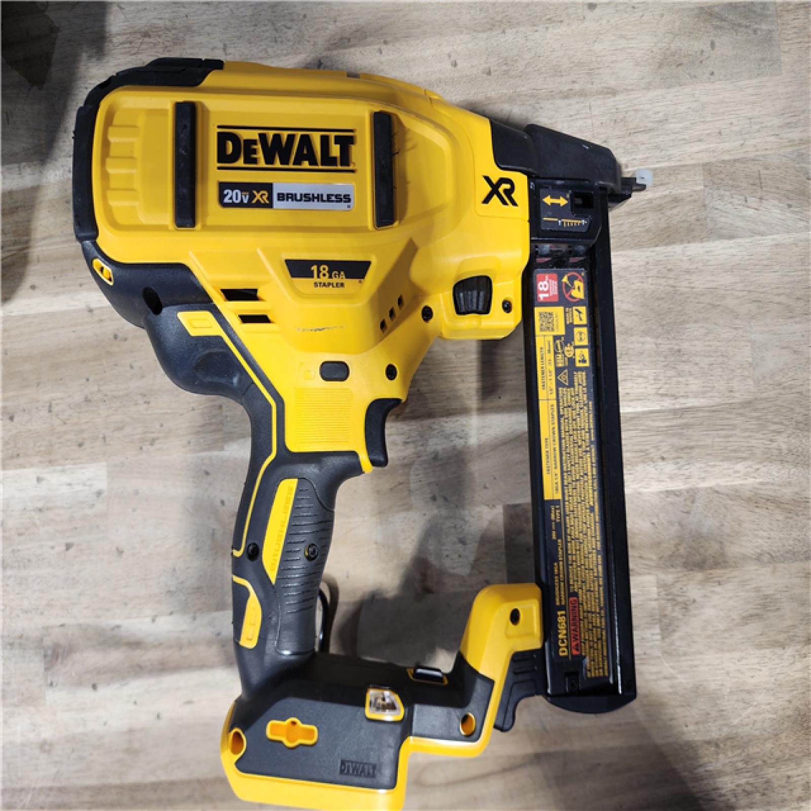 HOUSTON LOCATION - AS-IS DeWALT DCN681D1 20-Volt MAX 18ga Cordless Brushless Narrow Crown Stapler Kit