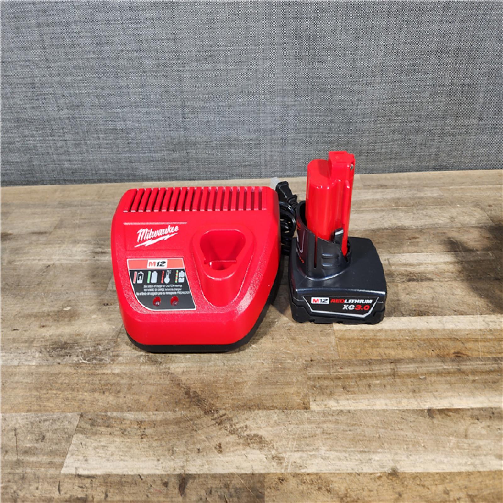 HOUSTON LOCATION - AS-IS Milwaukee Green 125 Ft. Cross Line and Plumb Points Laser Level Kit