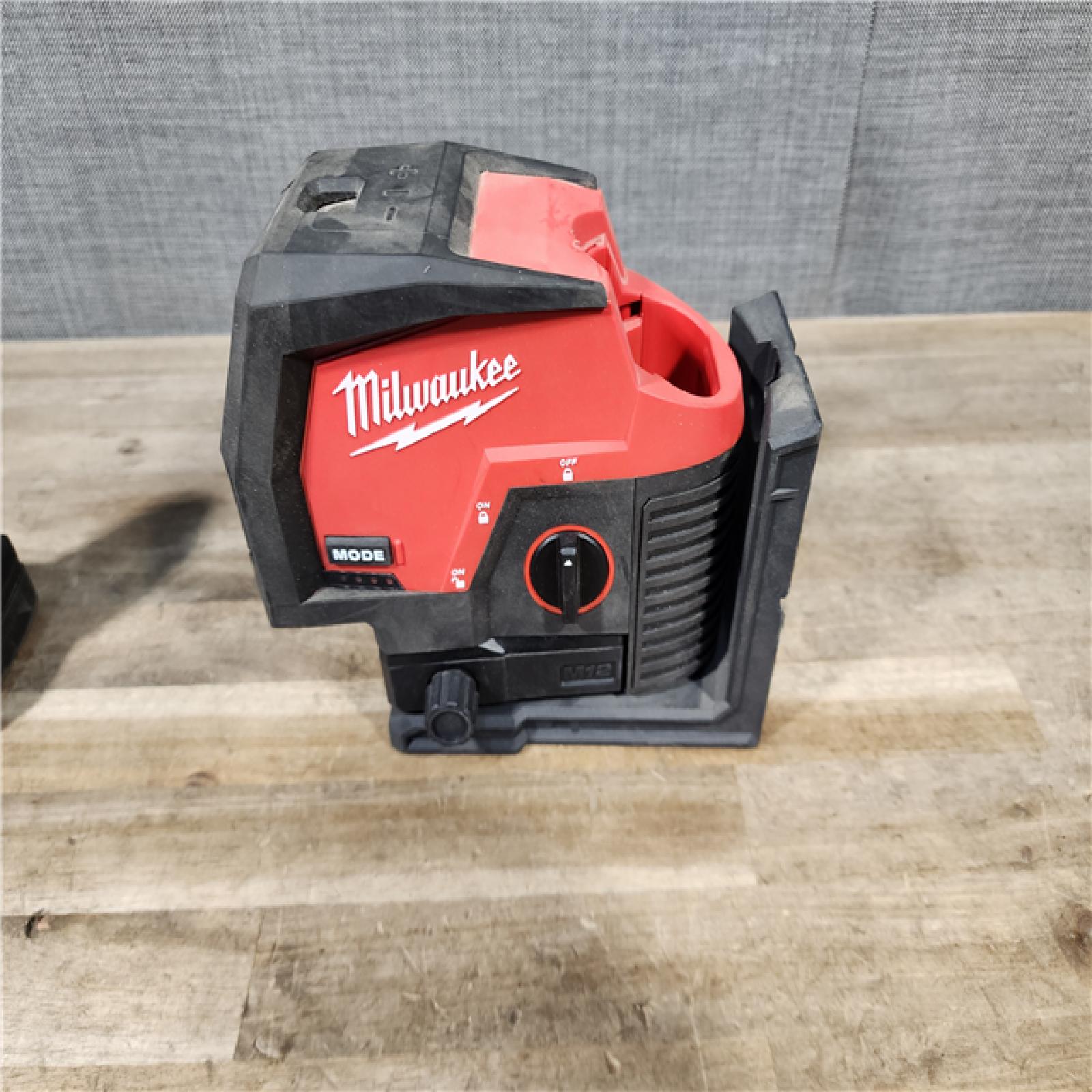 HOUSTON LOCATION - AS-IS Milwaukee Green 125 Ft. Cross Line and Plumb Points Laser Level Kit