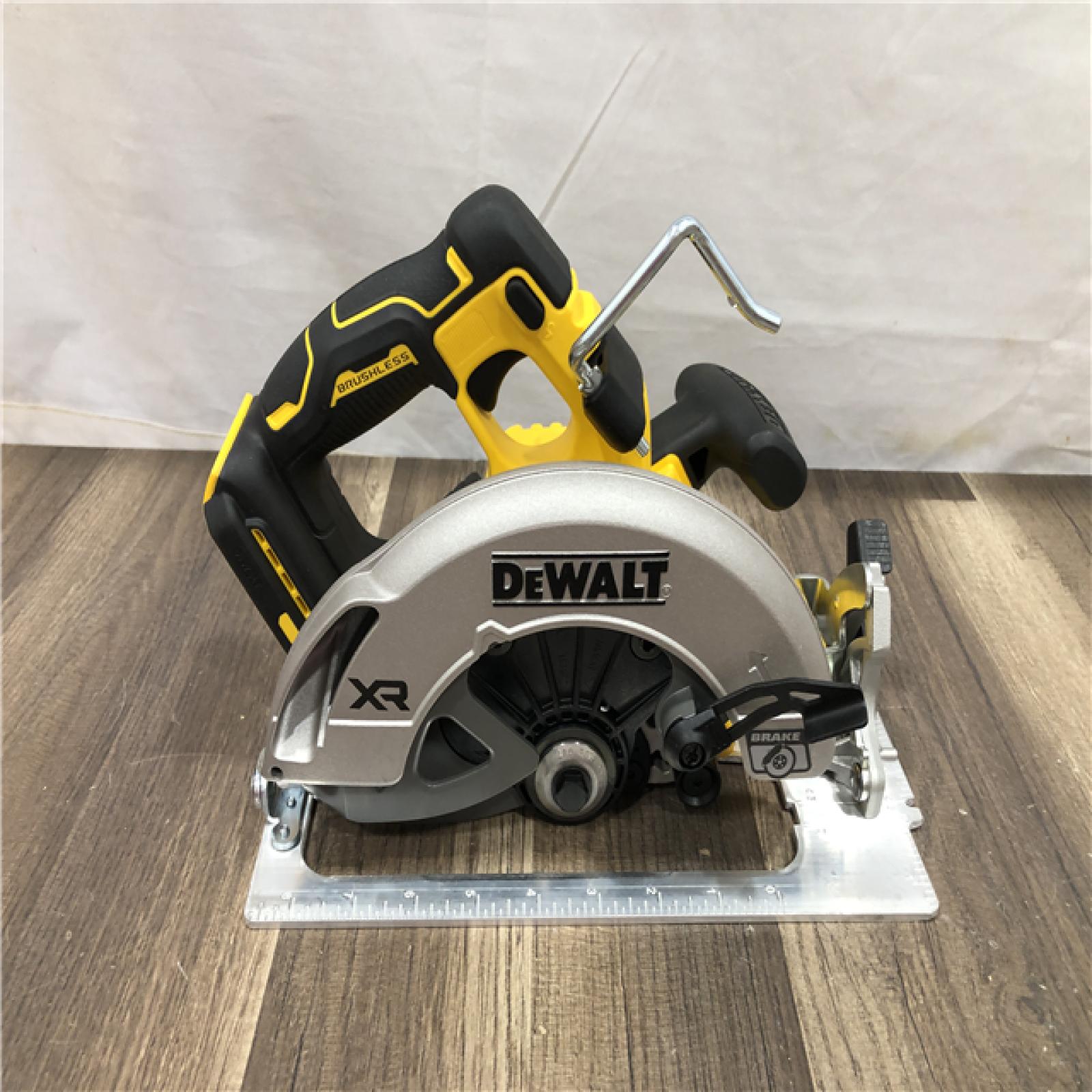 AS-IS DEWALT 20-Volt MAX 7-1/4 in. Cordless Circular Saw (Tool Only)