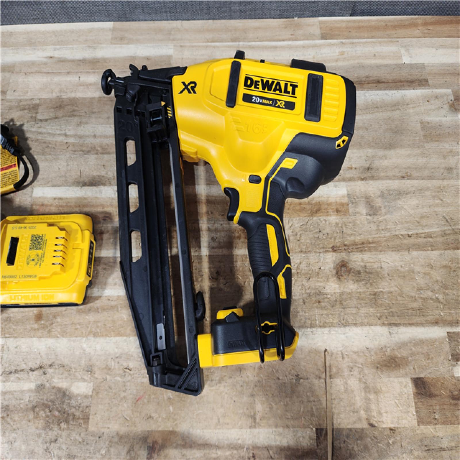 HOUSTON LOCATION - AS - IS DEWALT 20V MAX XR 16-Gauge Electric Cordless Angled Finishing Nailer Kit
