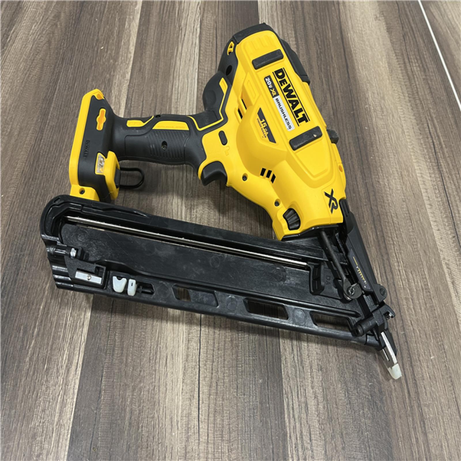 GOOD DeWalt 20V MAX XR 15 Ga. Cordless 34 Deg Nailer Kit (Battery & Charger) 20 V