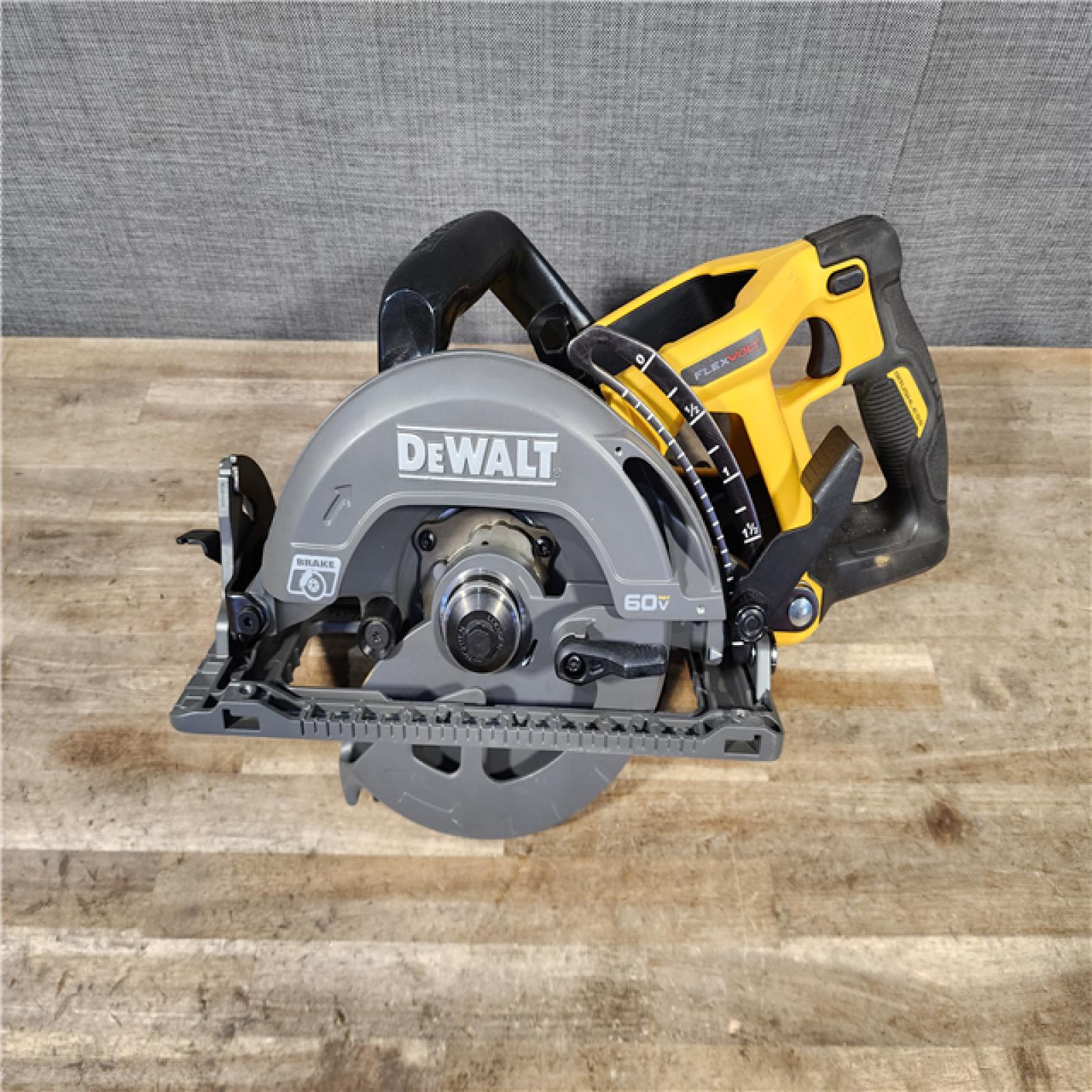 HOUSTON LOCATION - AS-IS DEWALT FLEXVOLT 60V MAX Cordless Brushless 7-1/4 in. Wormdrive Style Circular Saw (Tool Only)