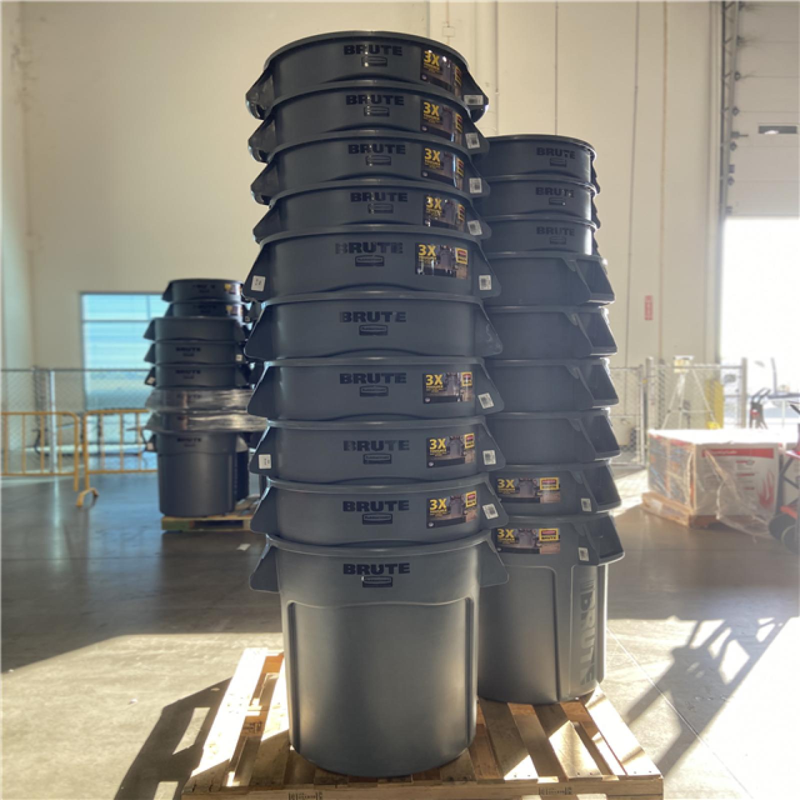 DALLAS LOCATION - Rubbermaid Mixed Commercial Trash Cans