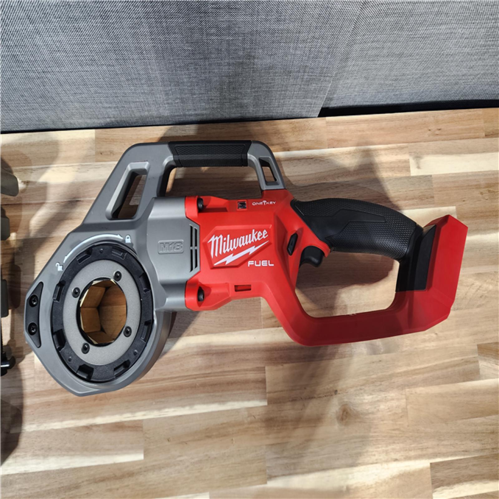 HOUSTON LOCATION - AS-IS (APPEARS LIKE NEW) Milwaukee 2870-22 M18 18V FUEL Cordless Compact Pipe Threader W/ ONE KEY Kit
