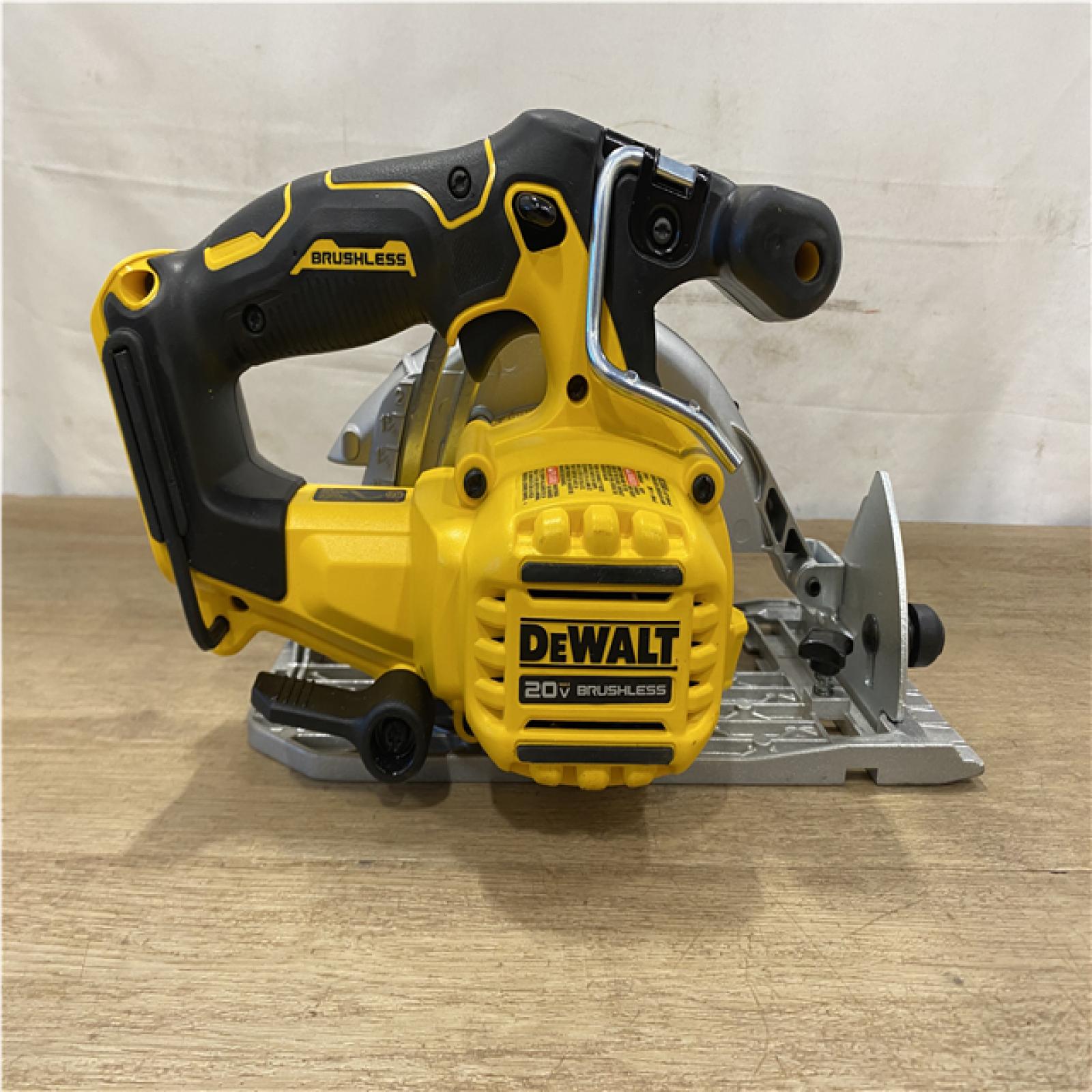 AS-IS Dewalt 20V MAX* 6-1/2 in. Brushless Cordless Circular Saw Tool Only