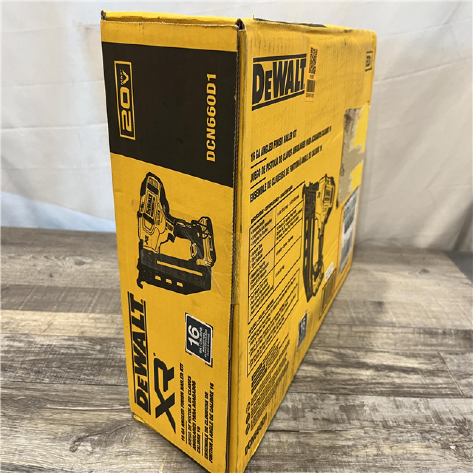 NEW - DEWALT 20V MAX XR 16-Gauge Electric Cordless Angled Finishing Nailer Kit