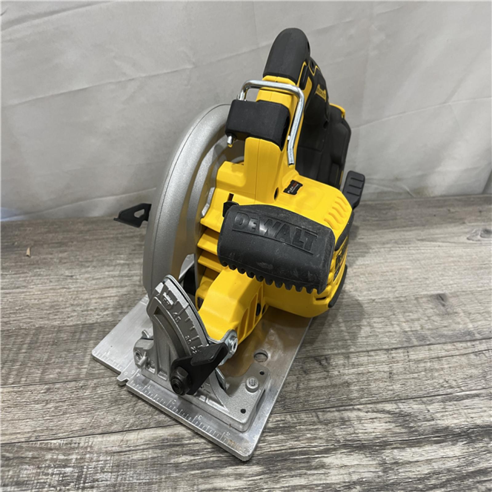 AS-IS DEWALT 20V MAX Cordless Brushless 7-1/4 in. Sidewinder Style Circular Saw with FLEXVOLT ADVANTAGE (Tool Only)