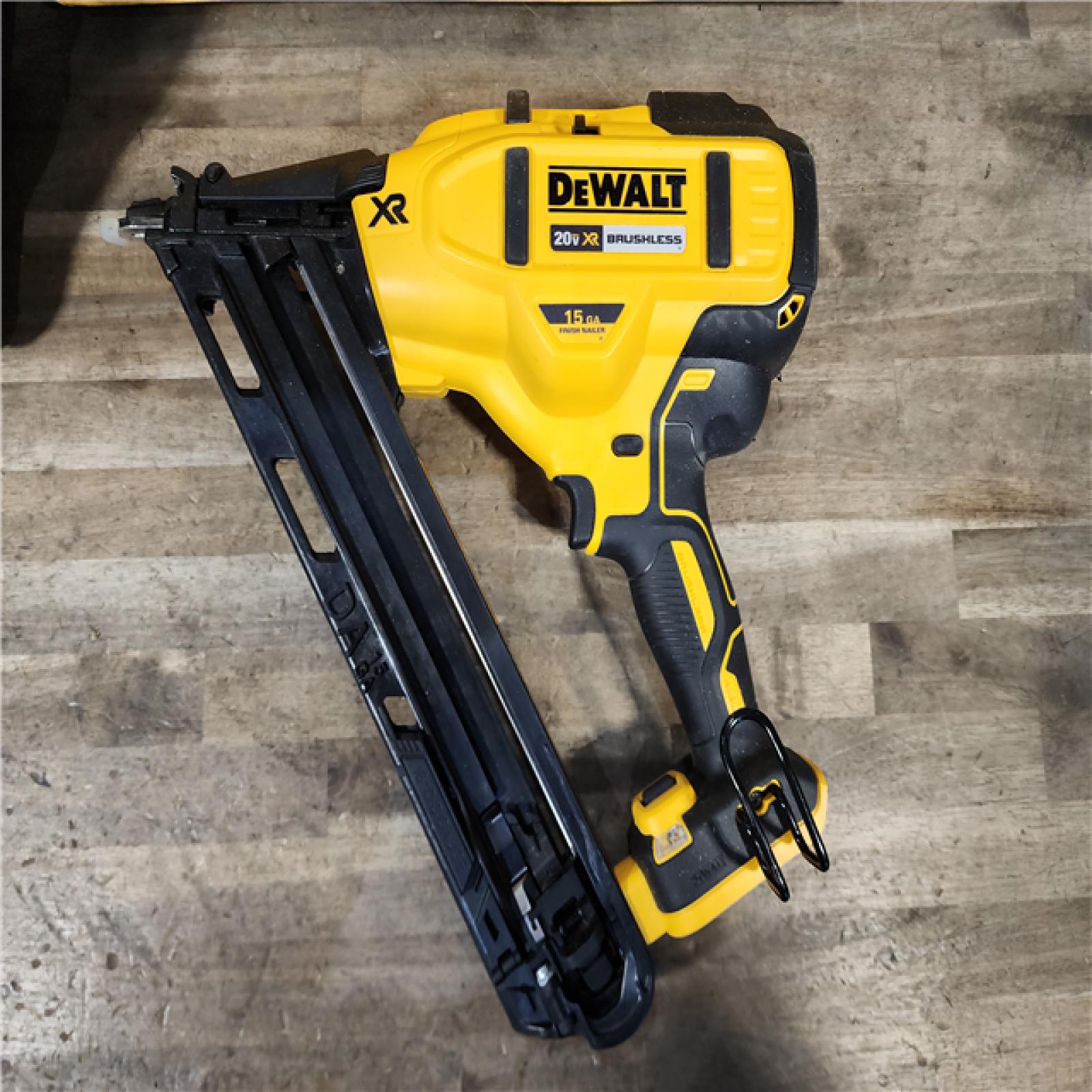 HOUSTON LOCATION - AS-IS DeWalt 15 GA ANGLED FINISH NAILER KIT W/ BATTERY & CHARGER