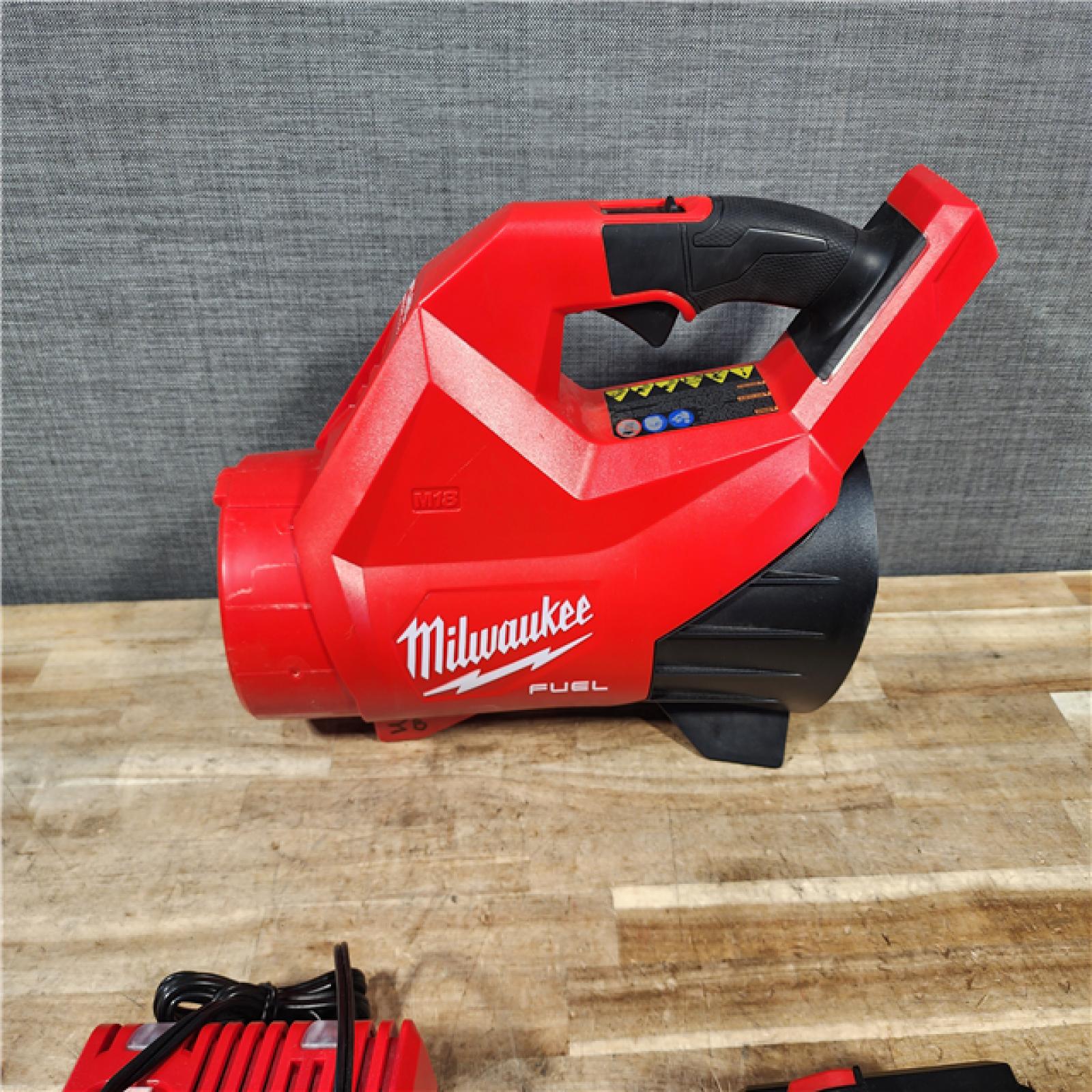 HOUSTON LOCATION - AS - IS Milwaukee FUEL 120 MPH 500 CFM 18V Lithium-Ion Brushless Cordless Handheld Blower COMBO KIT