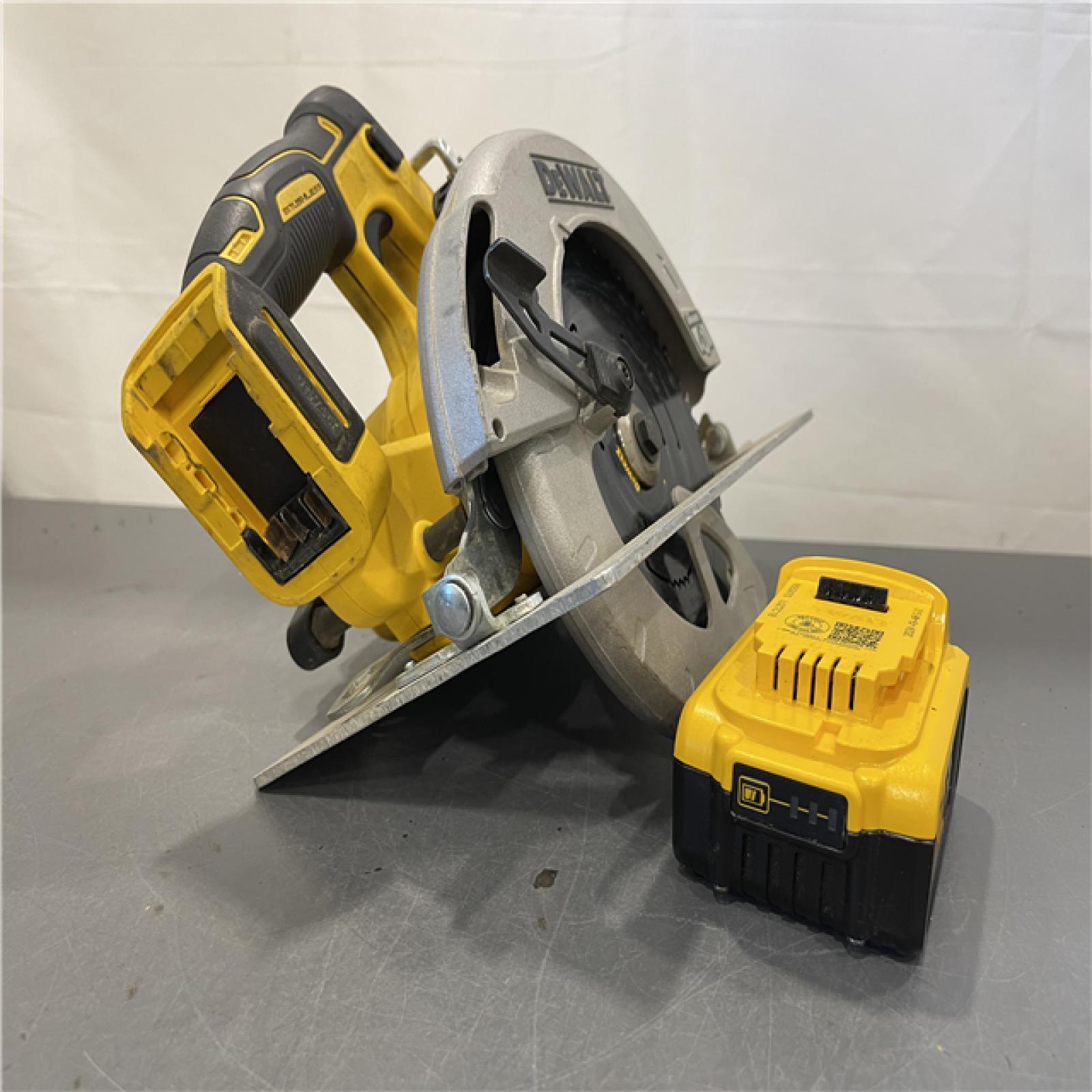 AS-IS - DeWalt 20V MAX Cordless Brushless 7-1/4 in. Circular Saw and (1) 20V MAX Premium Lithium-Ion 5.0Ah Battery