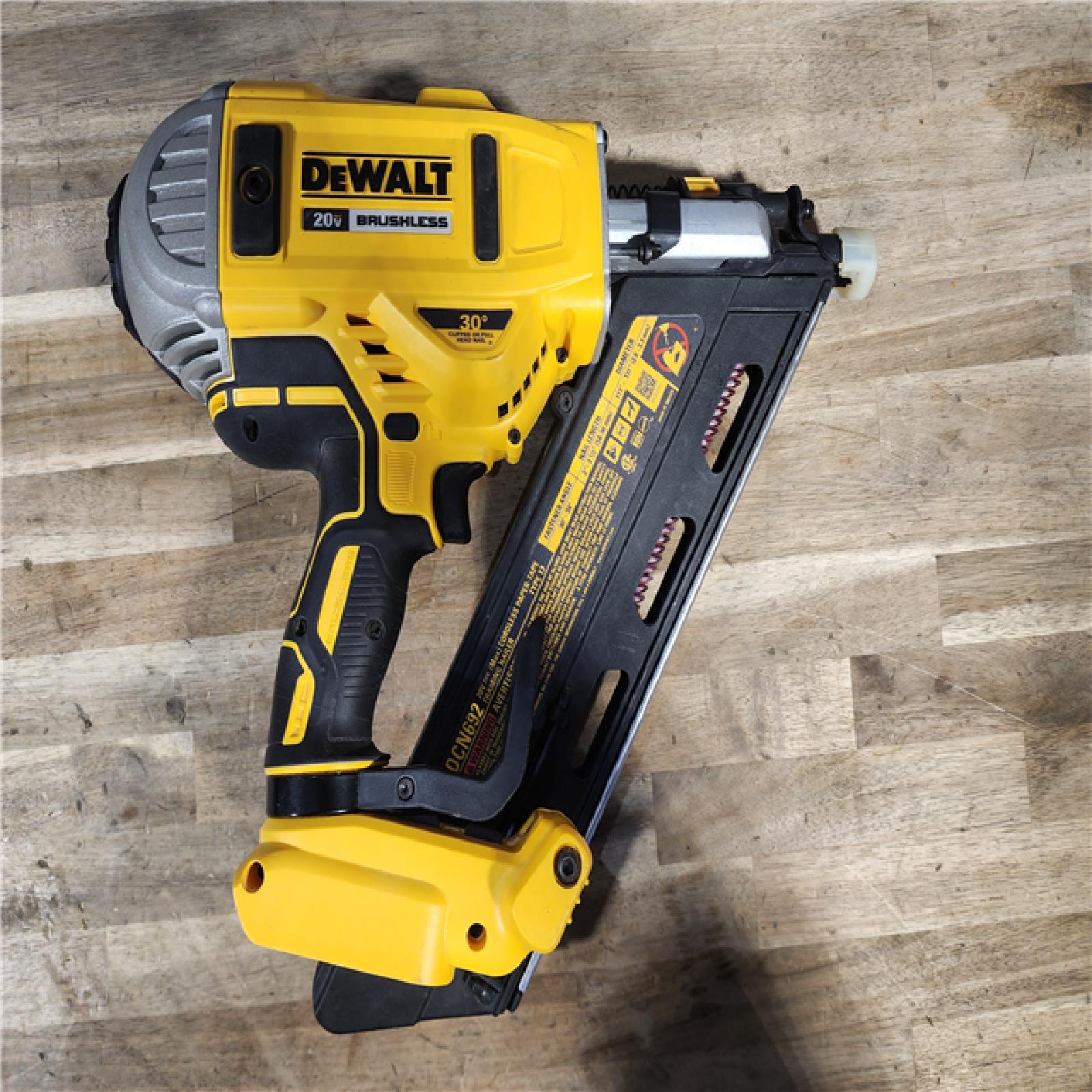 HOUSTON LOCATION - AS-IS DeWalt FRAMING NAILER 30° FRAMING NAILER (DCN692) W/ BATTERY & CHARGER