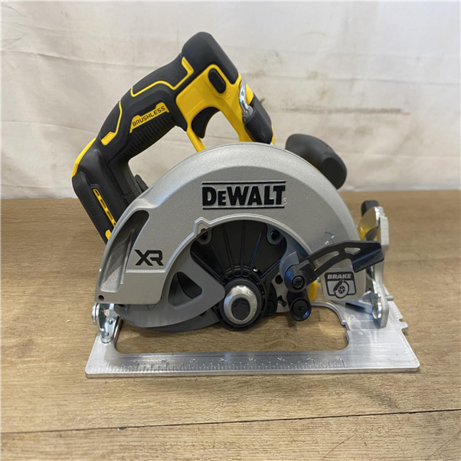 AS-IS DEWALT 20-Volt MAX 7-1/4 in. Cordless Circular Saw (Tool Only)