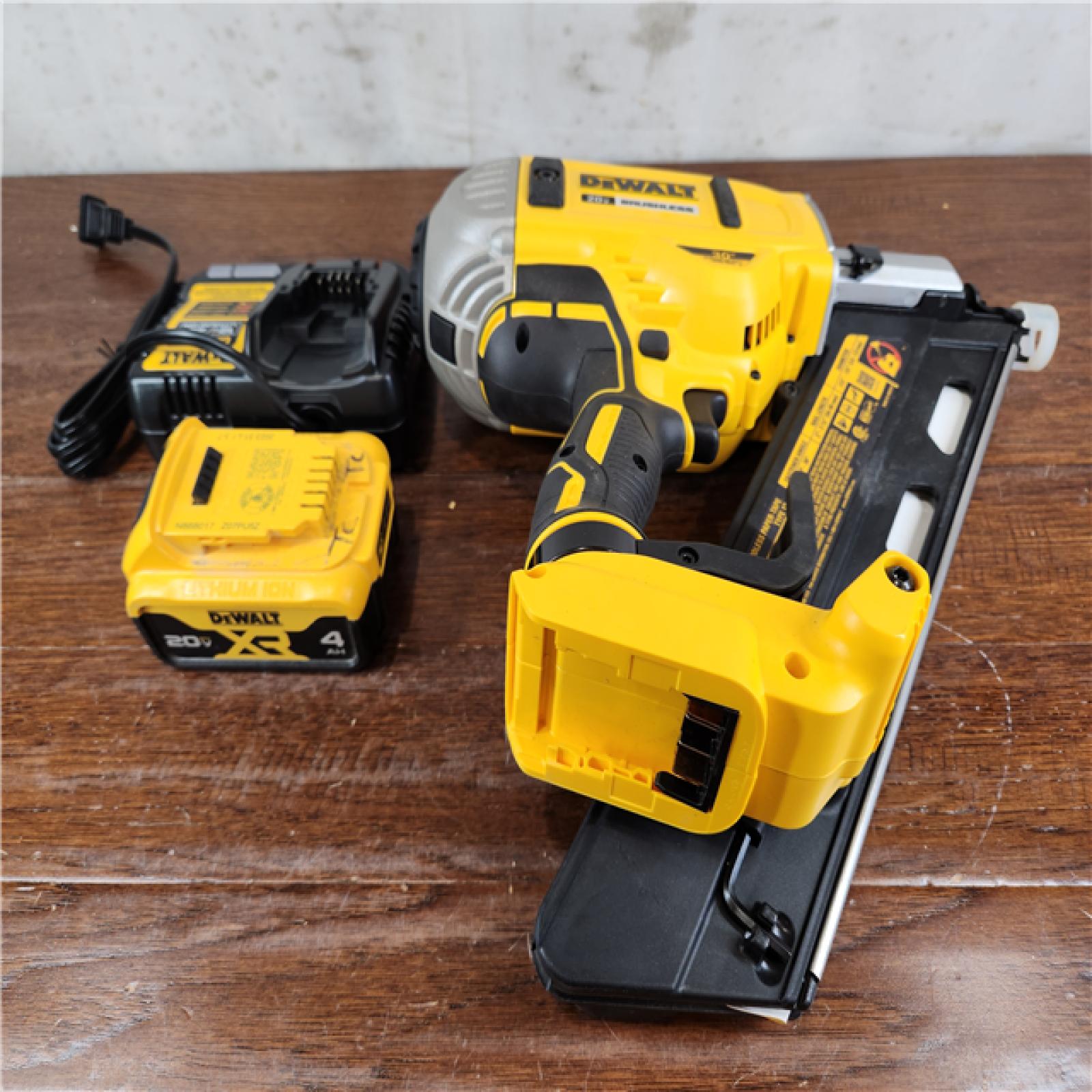 AS-IS DeWalt 20V MAX Brushless Cordless 2-Speed 30° Paper Collated Framing Nailer Kit