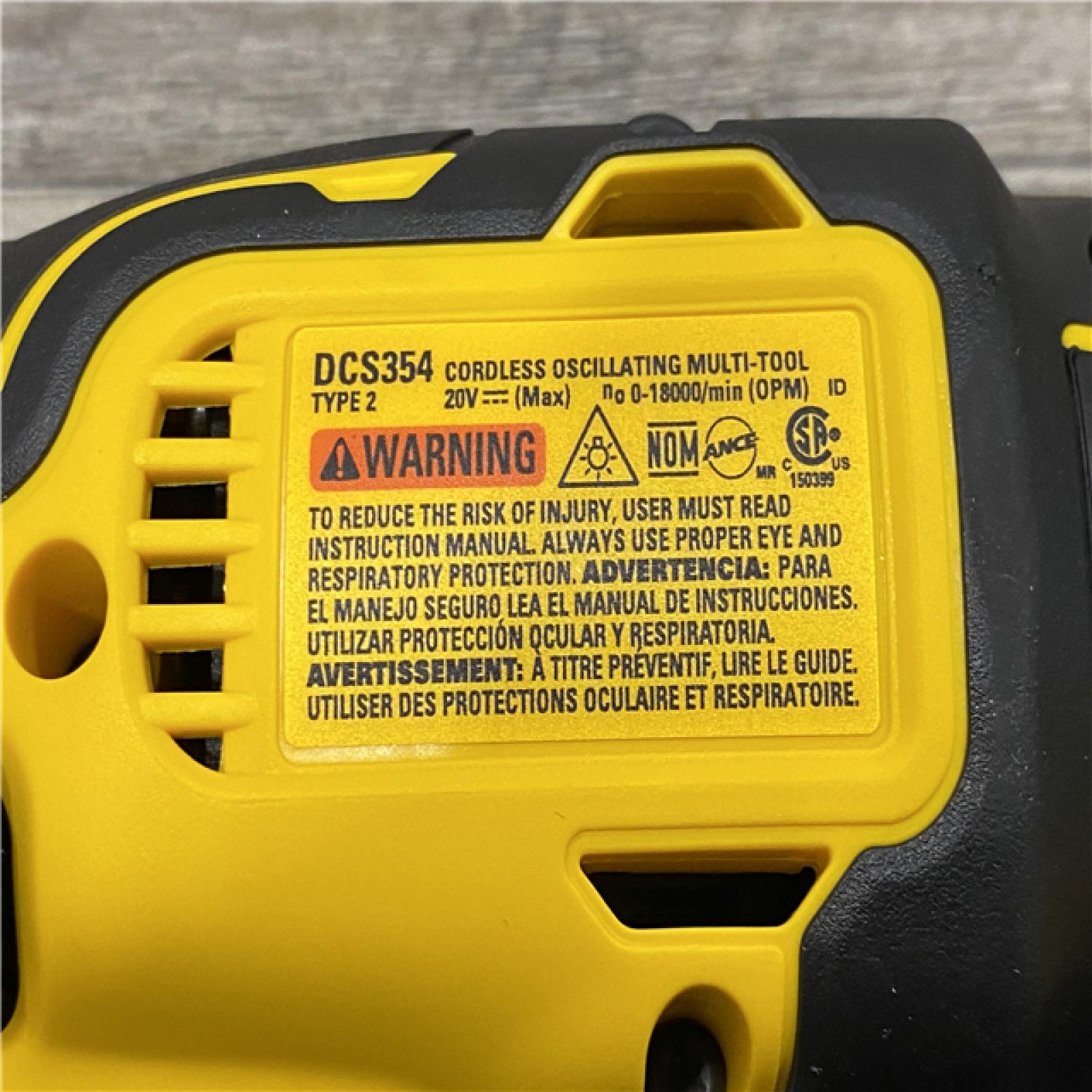 LIKE NEW - DEWALT ATOMIC 20V MAX Cordless Brushless Oscillating Multi Tool Kit