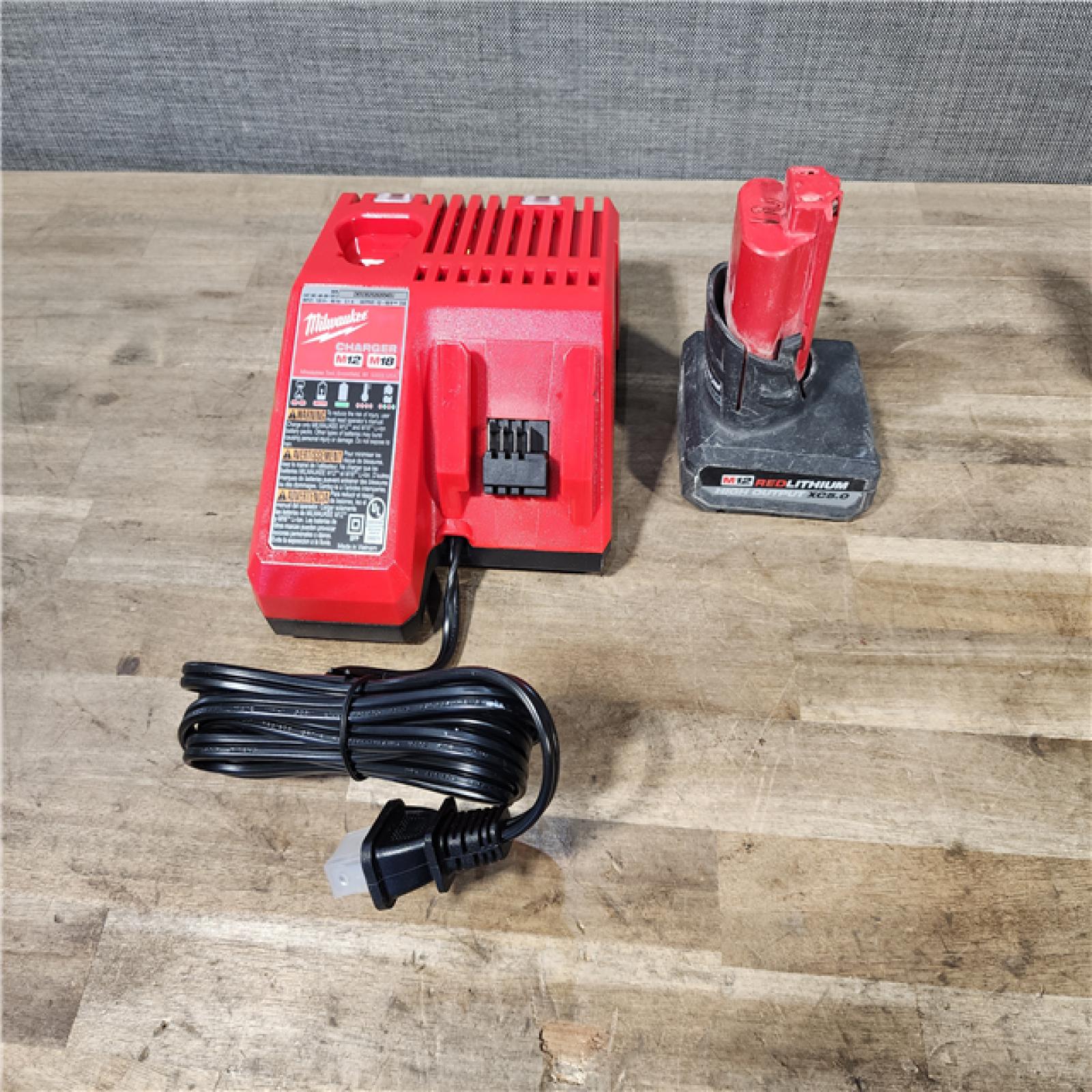 HOUSTON LOCATION - AS-IS Milwaukee-3632-21 M12 Green Beam Laser 360° 3-Plane Kit