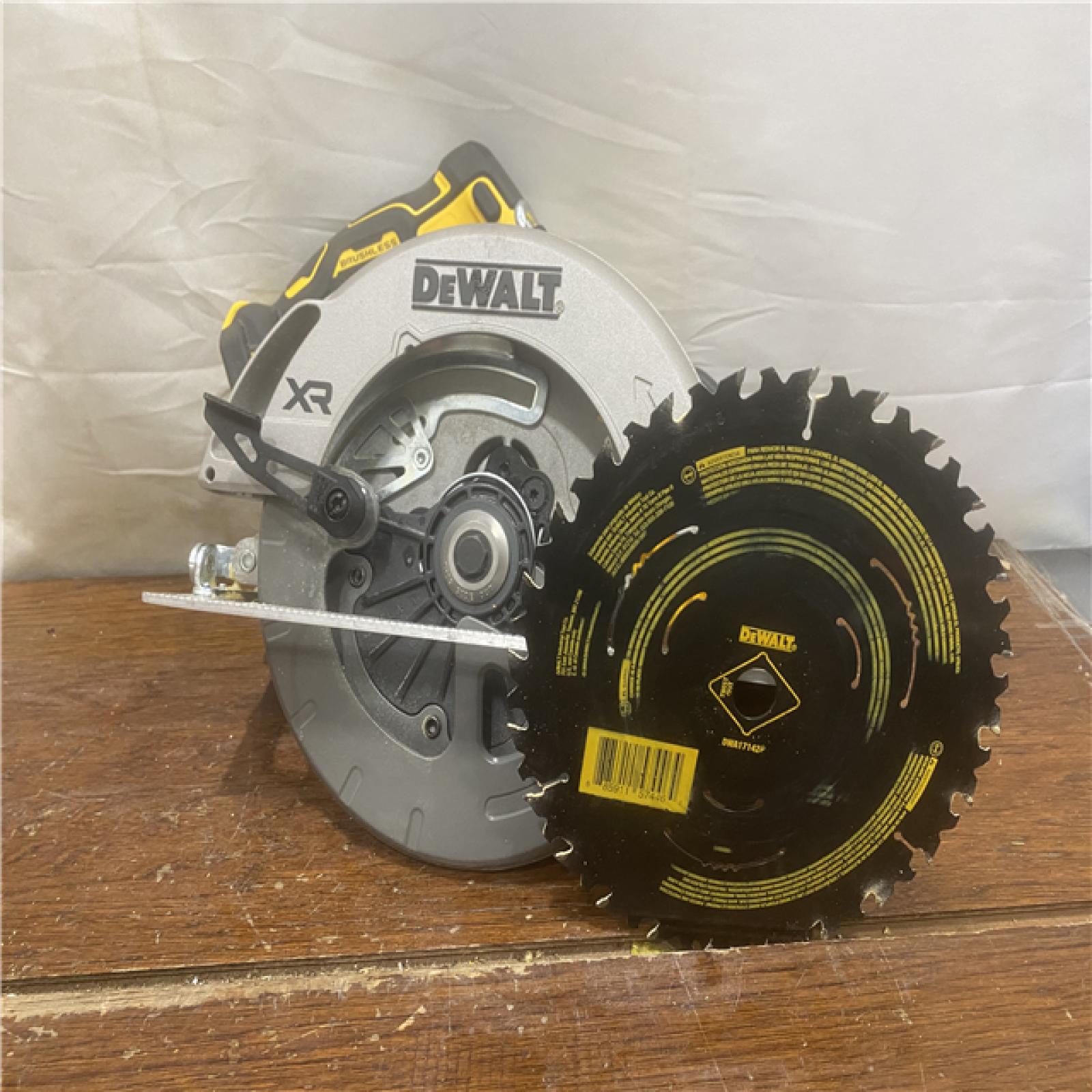 AS-IS DEWALT 20-Volt MAX 7-1/4 in. Cordless Circular Saw (Tool Only)