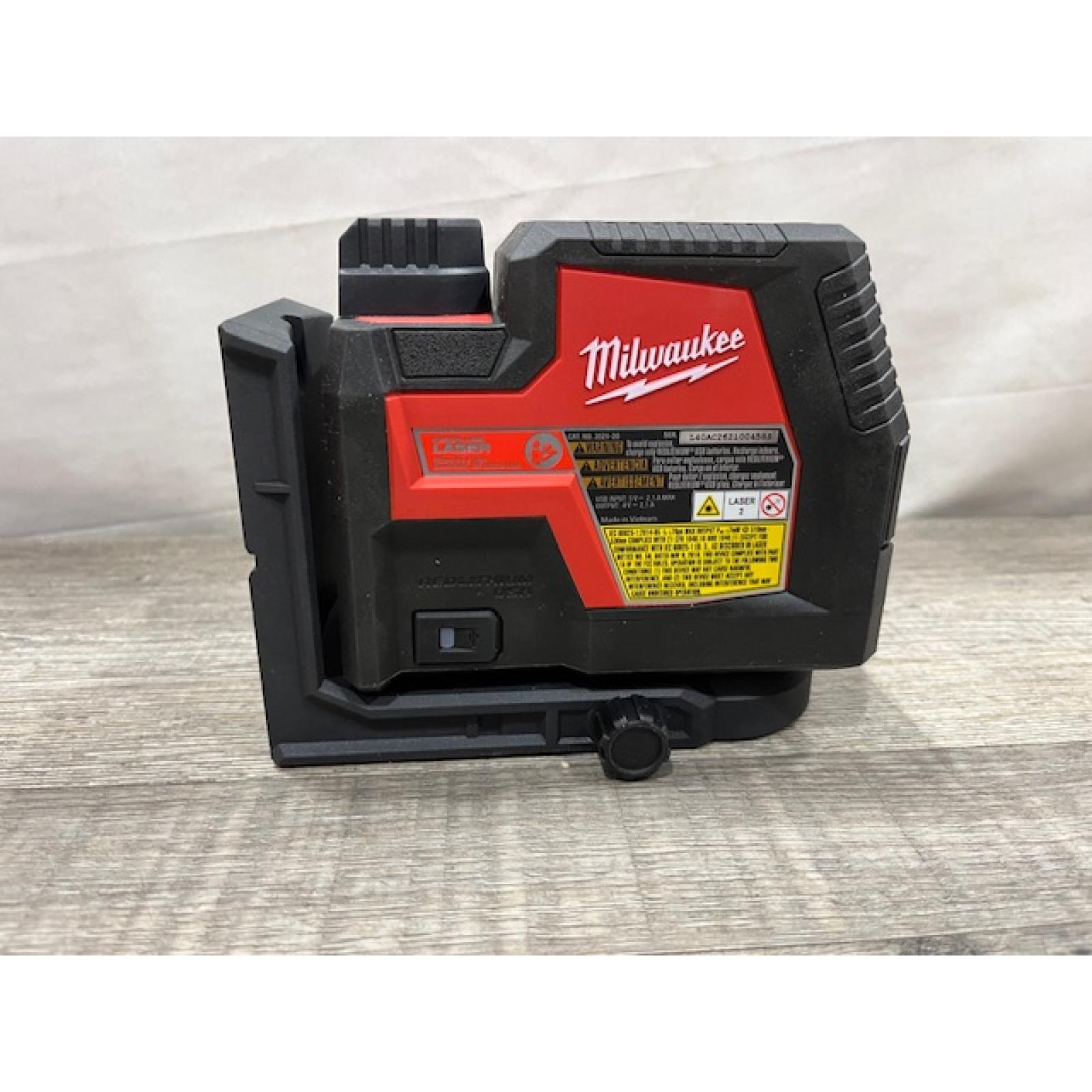 AS-IS Milwaukee 100 ft. REDLITHIUM Lithium-Ion USB Green Rechargeable Cross Line Laser Level with Charger