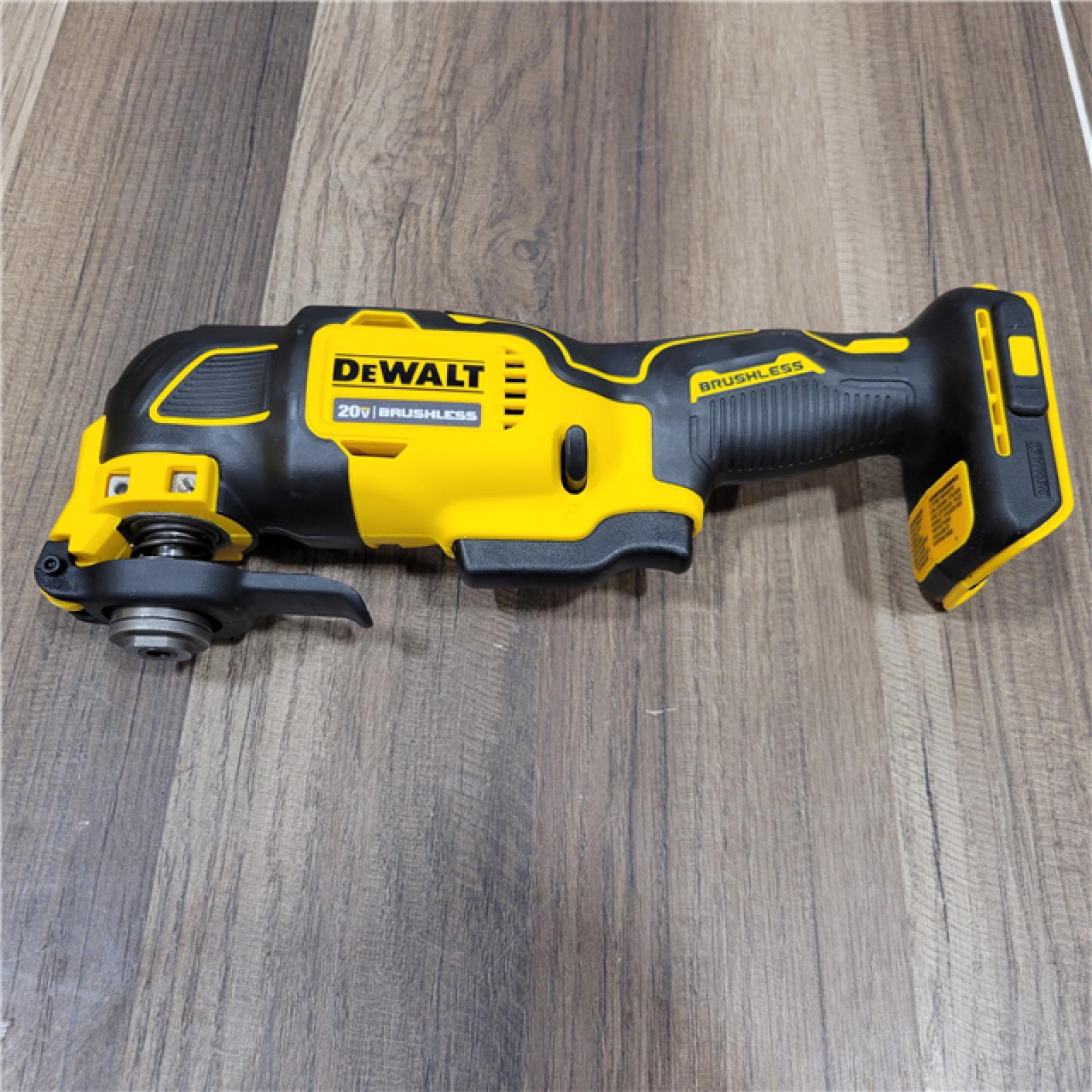 AS-IS DEWALT Atomic 20-Volt Lithium-Ion Oscillating Tool Kit with 3 Ah Battery