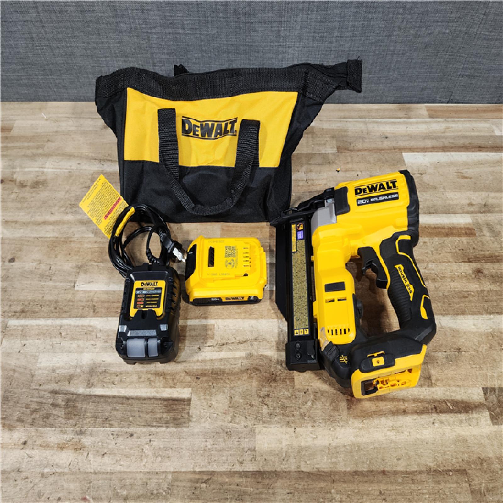 HOUSTON LOCATION - AS - IS DEWALT ATOMIC 20V MAX Lithium Ion Cordless 23 Gauge Pin Nailer Kit