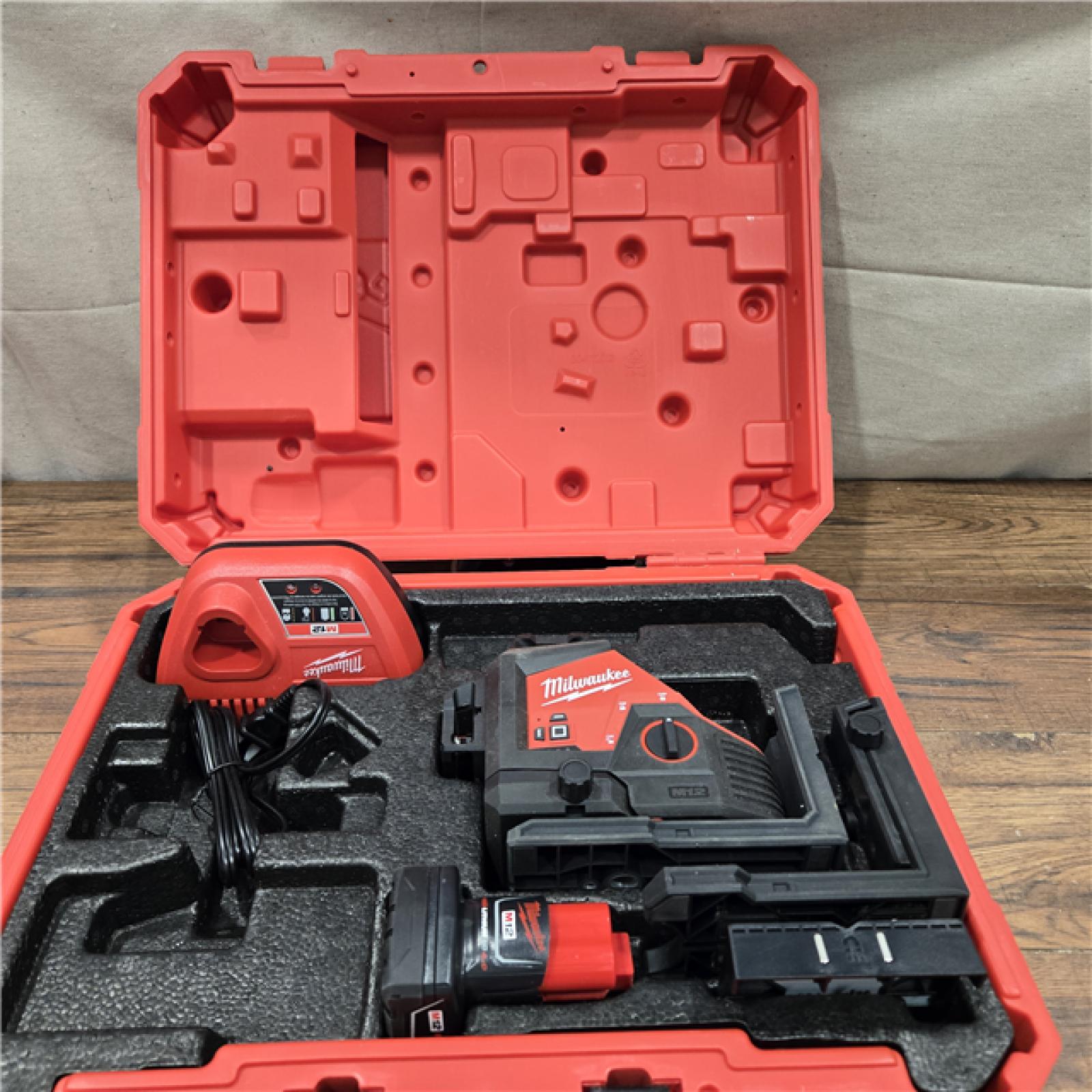 AS-IS Milwaukee-3632-21 M12 Green Beam Laser 360° 3-Plane Kit