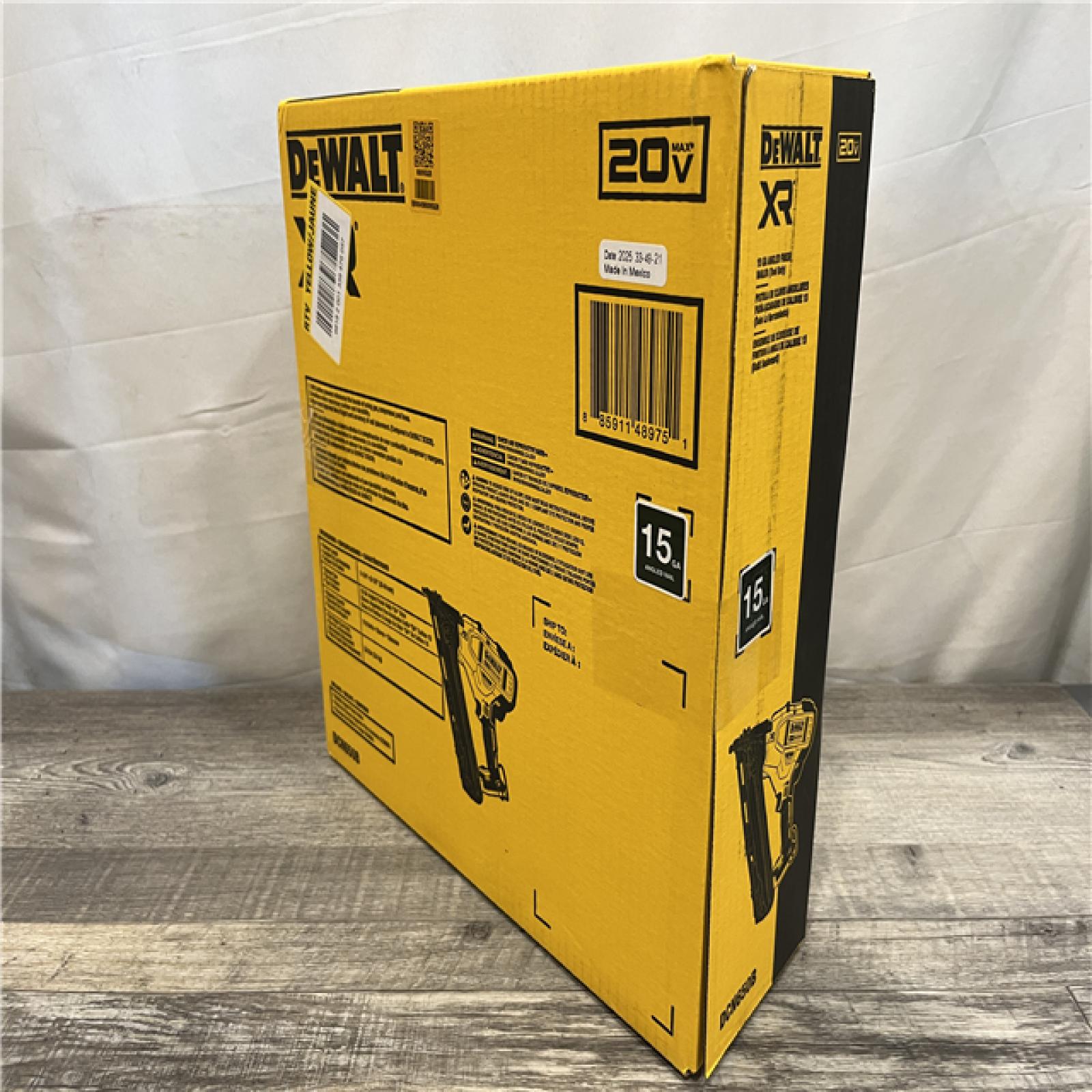 NEW - DEWALT 20V MAX XR Lithium-Ion Cordless 15-Gauge Angled Finish Nailer (Tool Only)