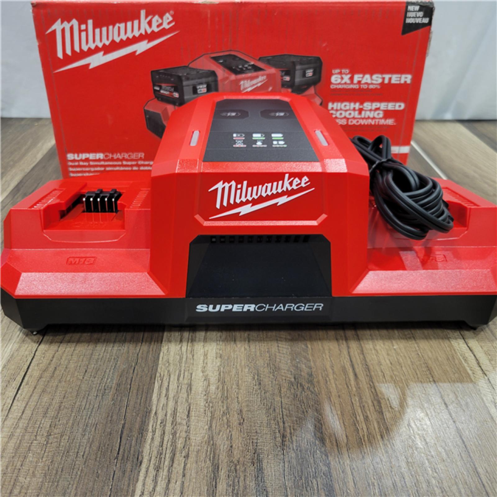 LIKE NEW! Milwaukee  M18 18V Dual Bay Simultaneous Super Charger
