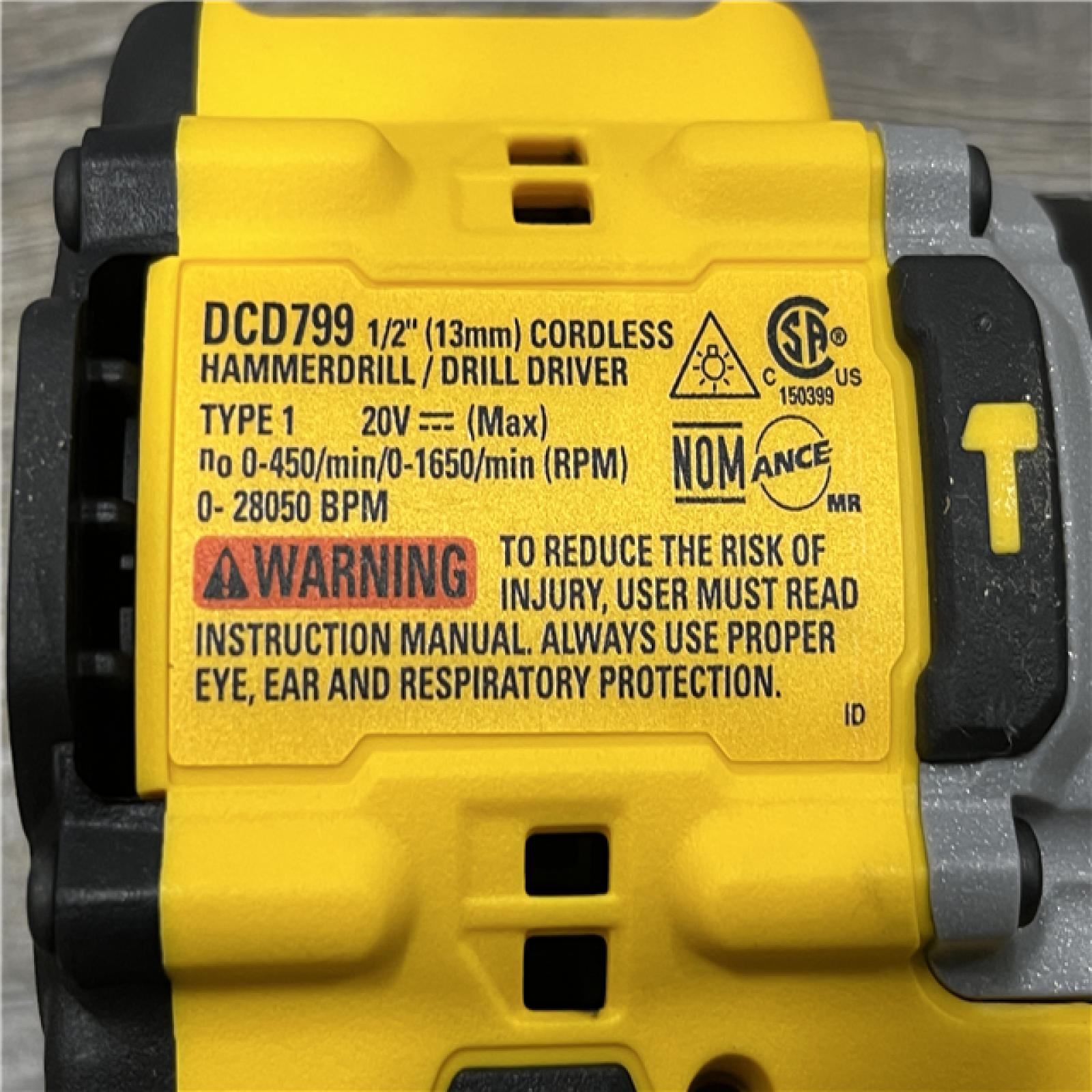 LIKE NEW - DEWALT ATOMIC 20V Cordless 1/2 in. Compact Hammer Drill Kit