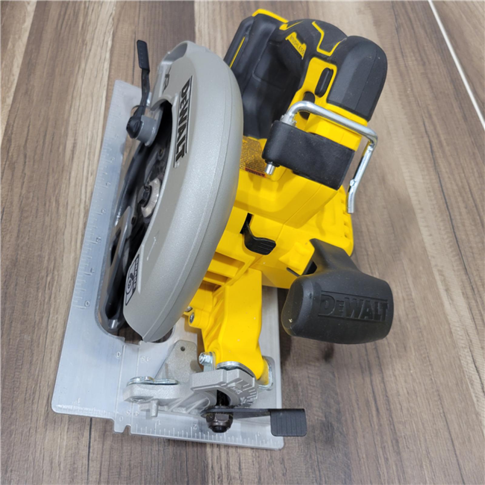 AS-IS DEWALT 20-Volt MAX 7-1/4 in. Cordless Circular Saw (Tool Only)