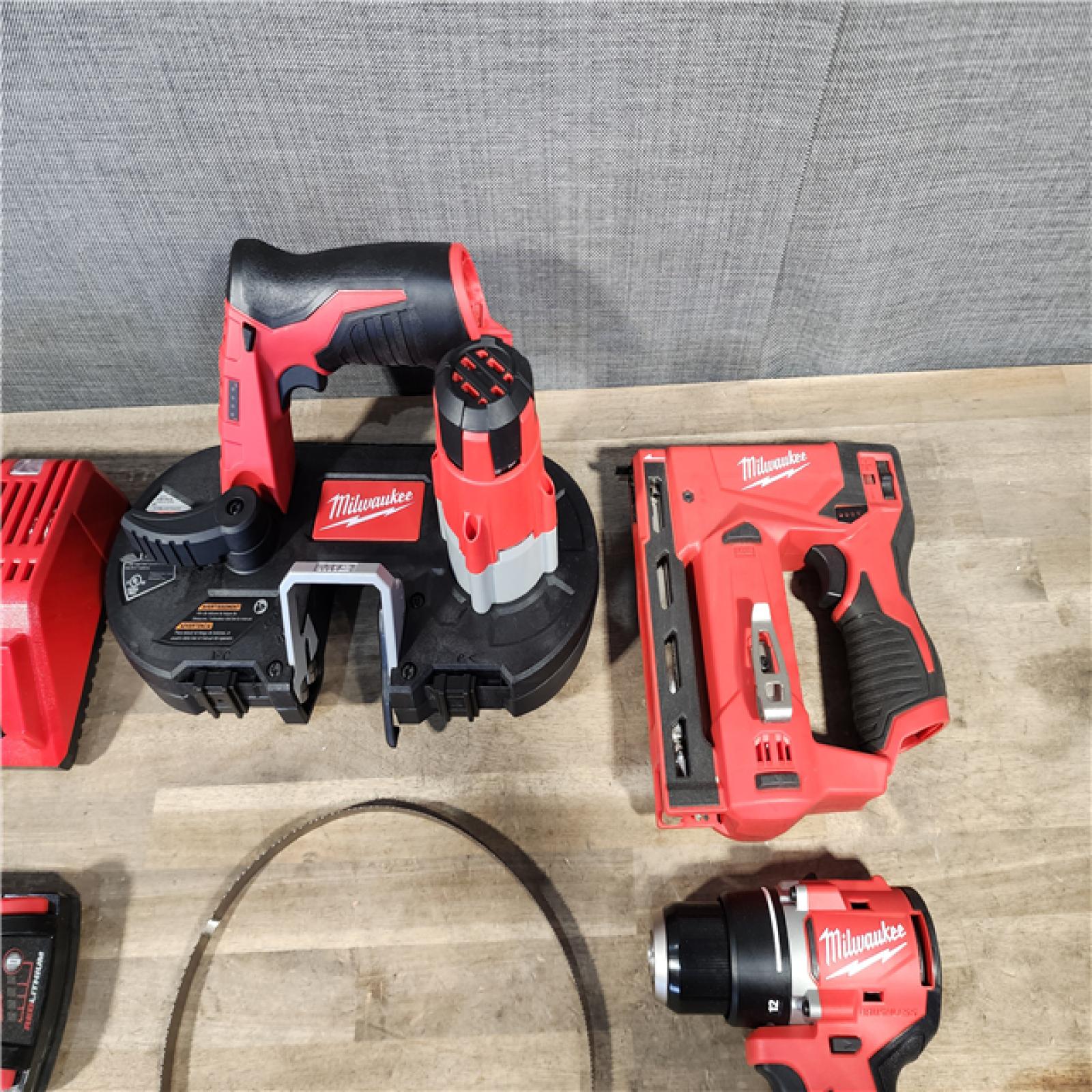 HOUSTON LOCATION - AS-IS MILWAUKEE 3 TOOL COMBO KIT W/ (2) BATTERY & CHARGER