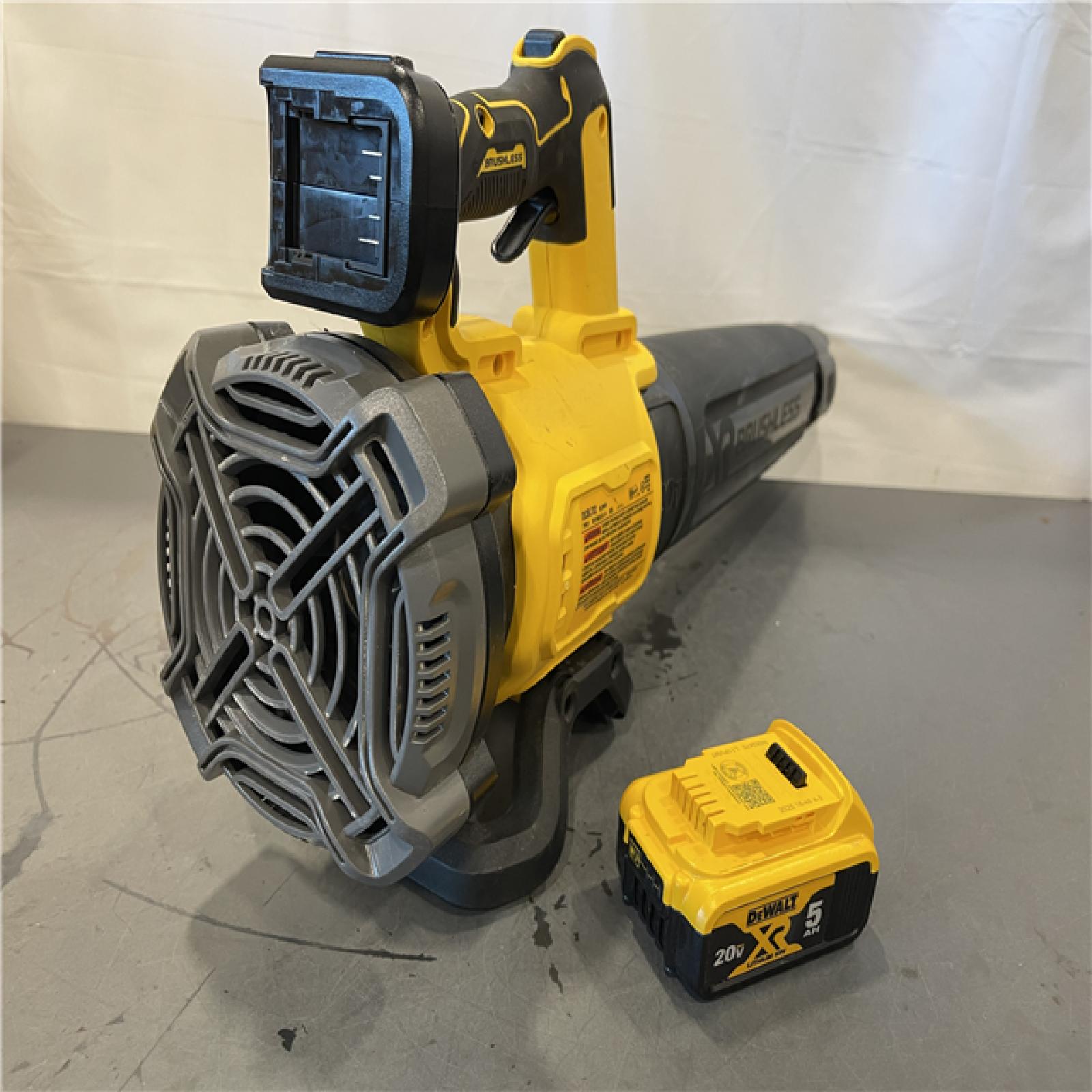 AS-IS - DeWalt Brushless Cordless Battery Powered Handheld Leaf Blower Kit