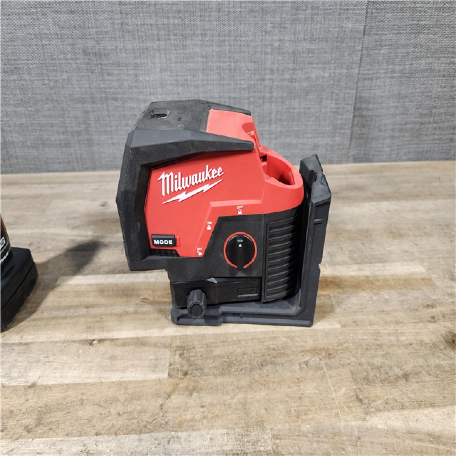 HOUSTON LOCATION - AS-IS Milwaukee Green 125 Ft. Cross Line and Plumb Points Laser Level Kit