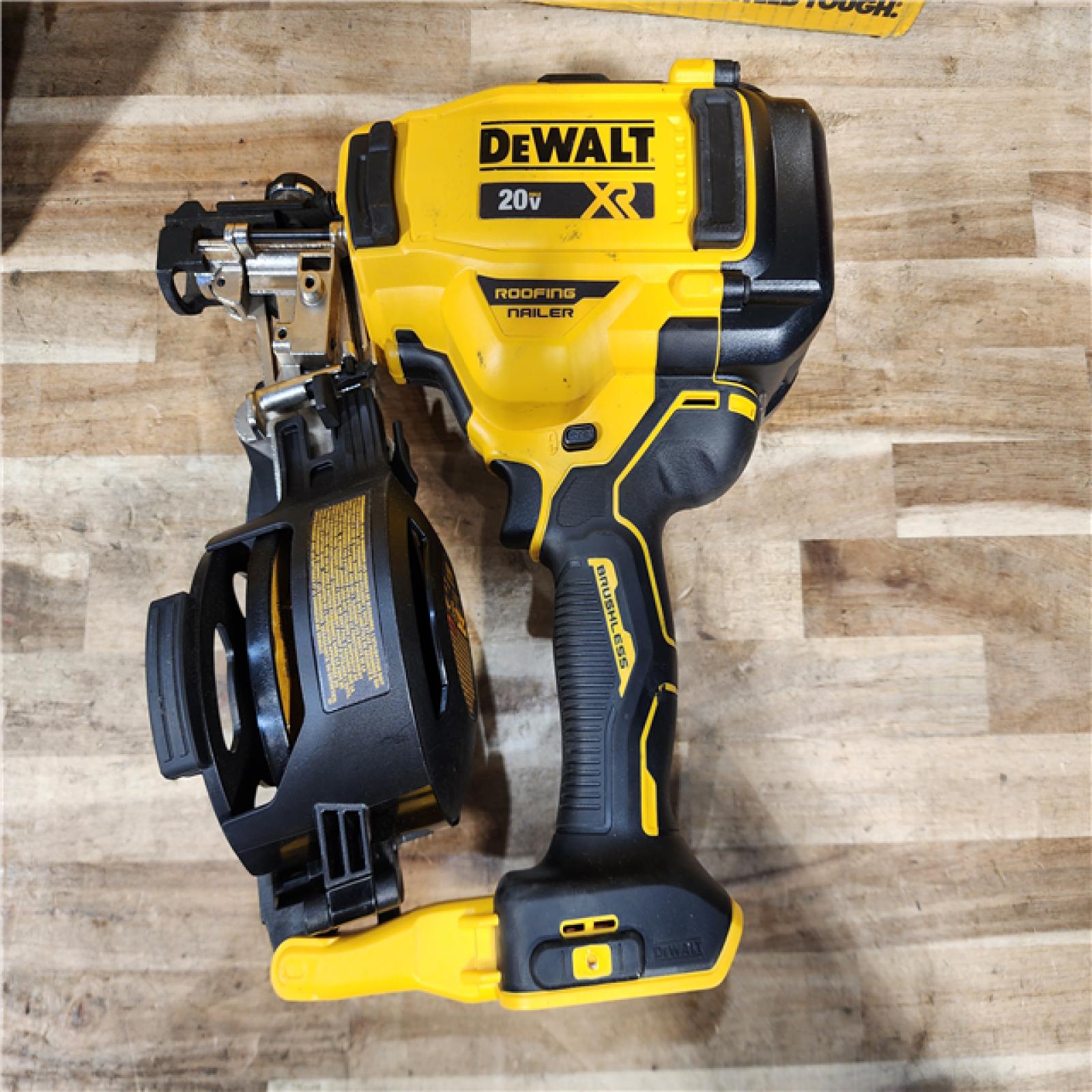 HOUSTON LOCATION - AS-IS DEWALT 20V MAX Lithium-Ion 15-Degree Electric Cordless Roofing Nailer Kit