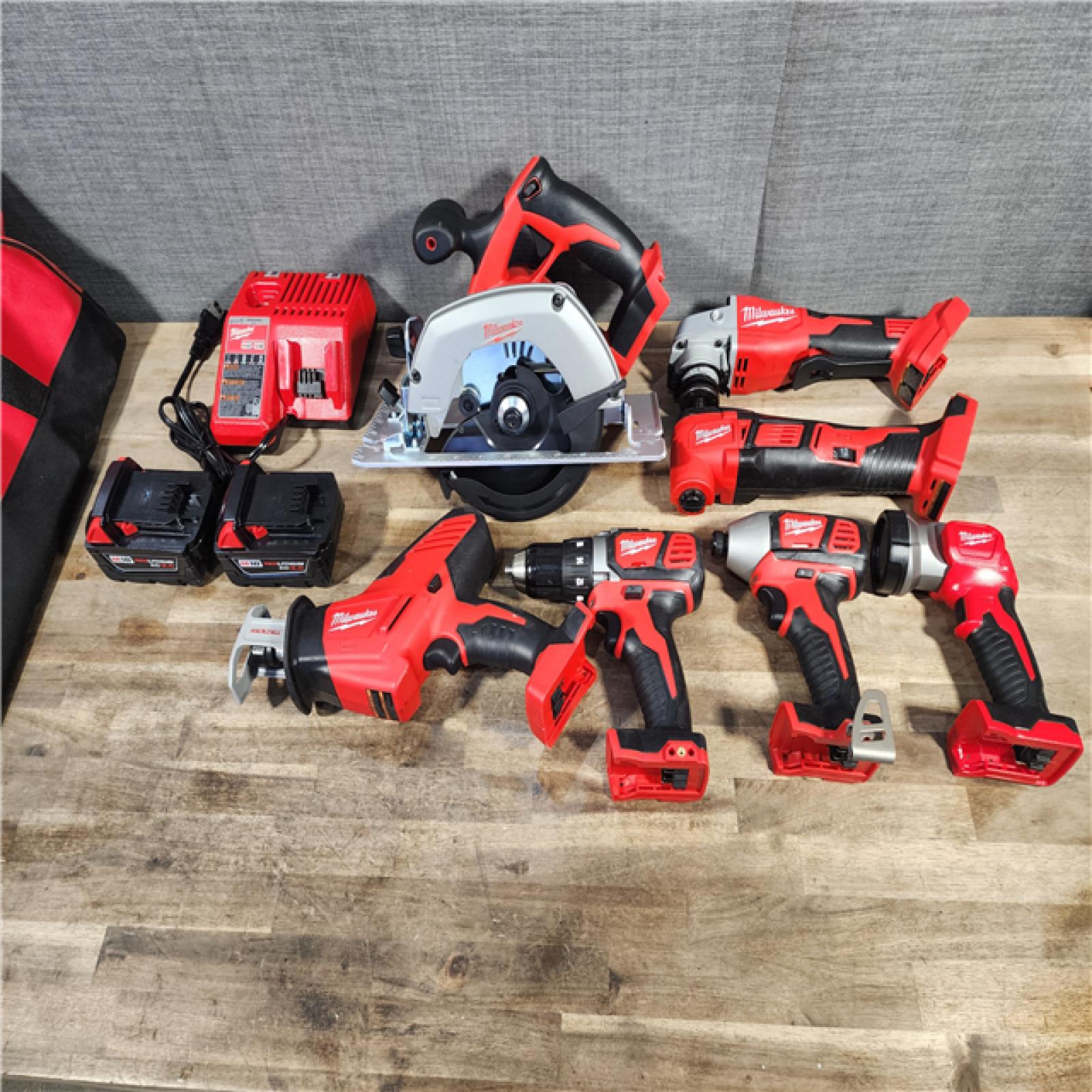 HOUSTON LOCATION - AS-IS MILWAUKEE 7 TOOL COMBO KIT W/ (2) BATTERY & CHARGER