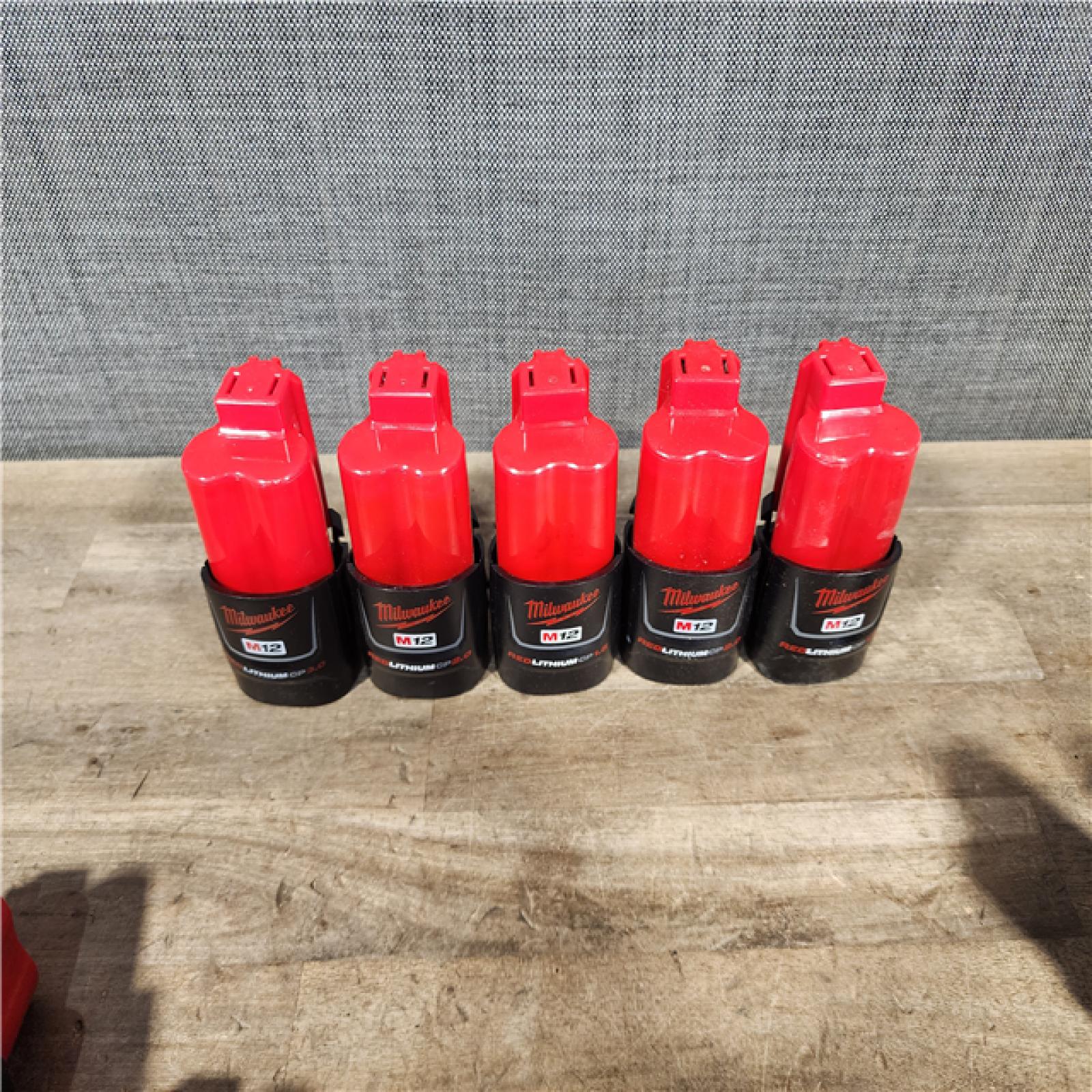 HOUSTON LOCATION - AS-IS MILWAUKEE BATTERY PACK QTY - 15