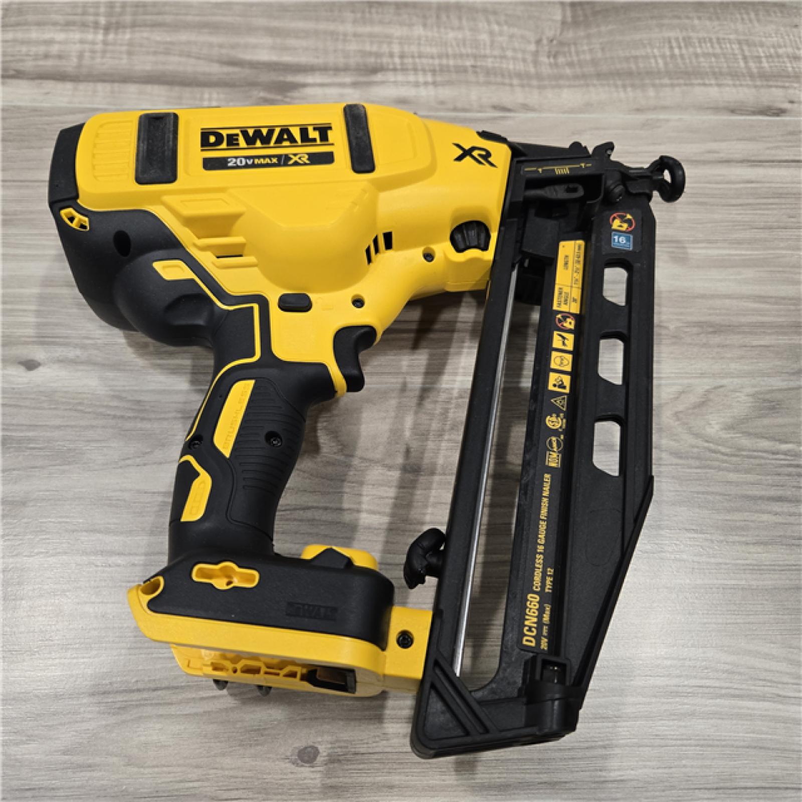 LIKE NEW! - DeWalt DCN660D1 20V 16 Gauge Cordless Angled Finish Nailer Kit W/ 2Ah Battery