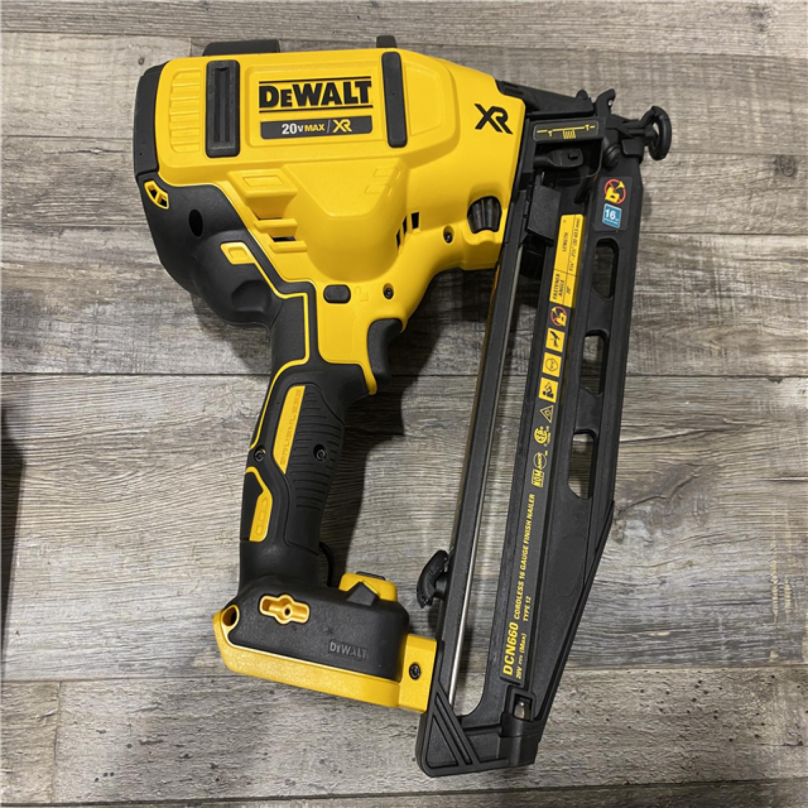 AS-IS DEWALT 20V MAX XR 16-Gauge Electric Cordless Angled Finishing Nailer Kit