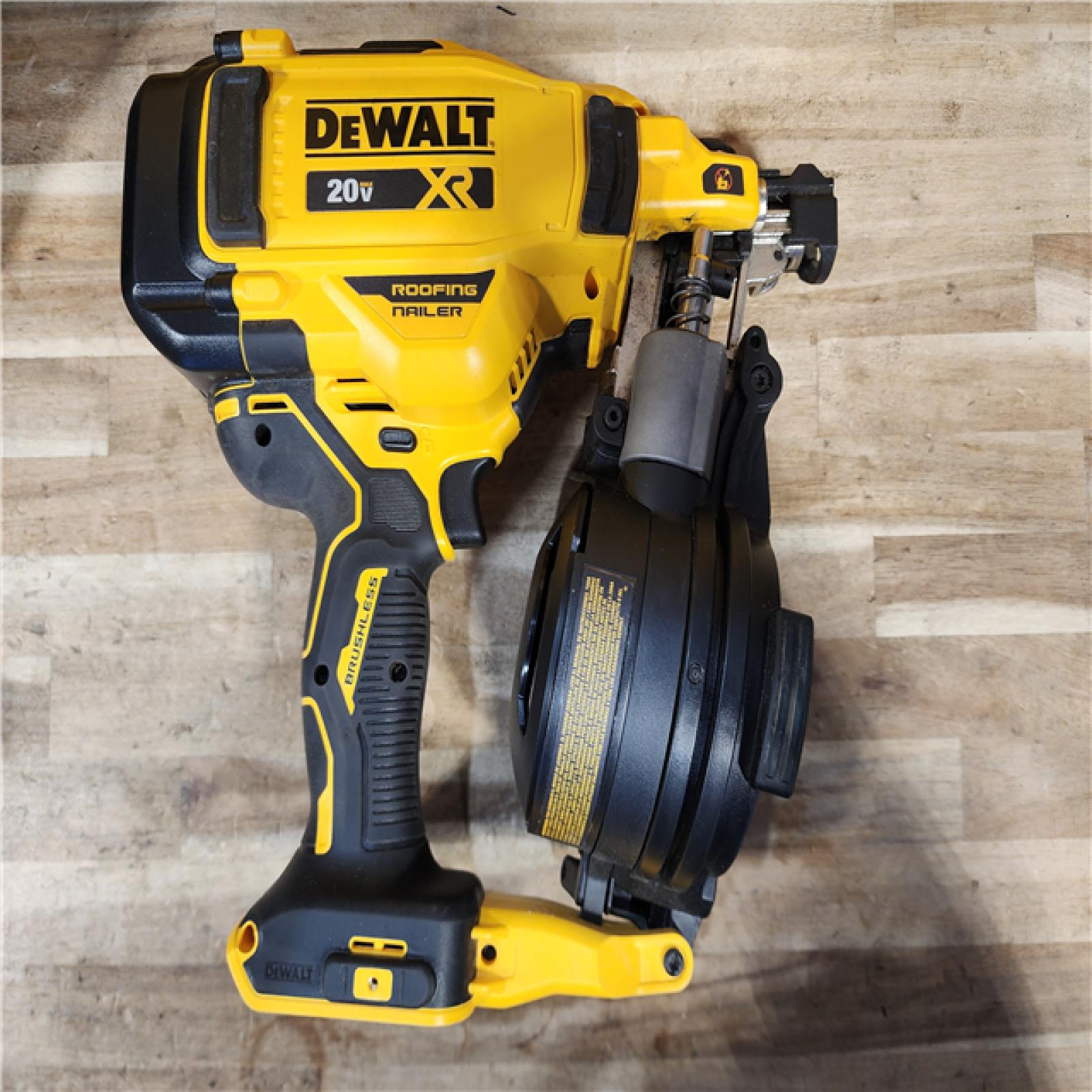 HOUSTON LOCATION - AS-IS DEWALT 20V MAX Lithium-Ion 15-Degree Electric Cordless Roofing Nailer Kit