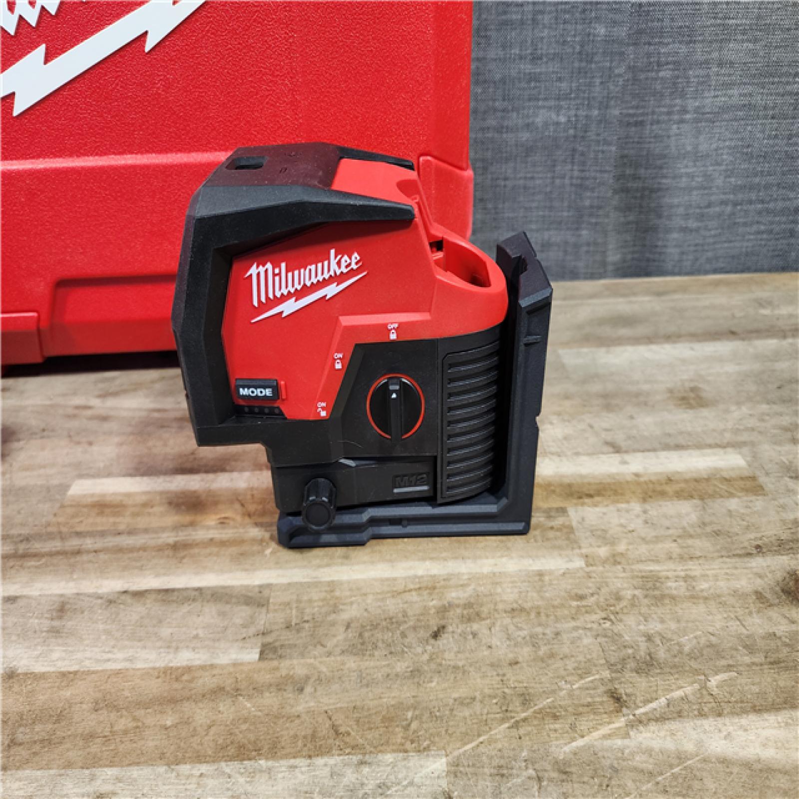 HOUSTON LOCATION - AS-IS (APPEARS LIKE NEW) Milwaukee M12 12-Volt Lithium-Ion Cordless Green 125 Ft. Cross Line and Plumb Points Laser Level Kit W/3.0 Ah Battery