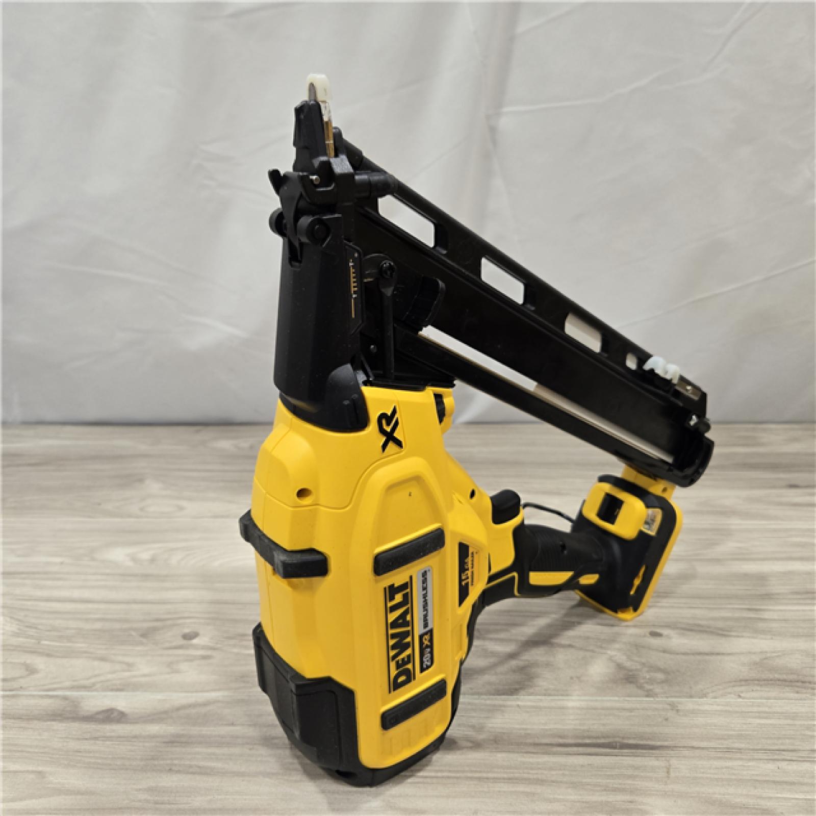 AS-IS DeWalt 15 GA ANGLED FINISH NAILER KIT
