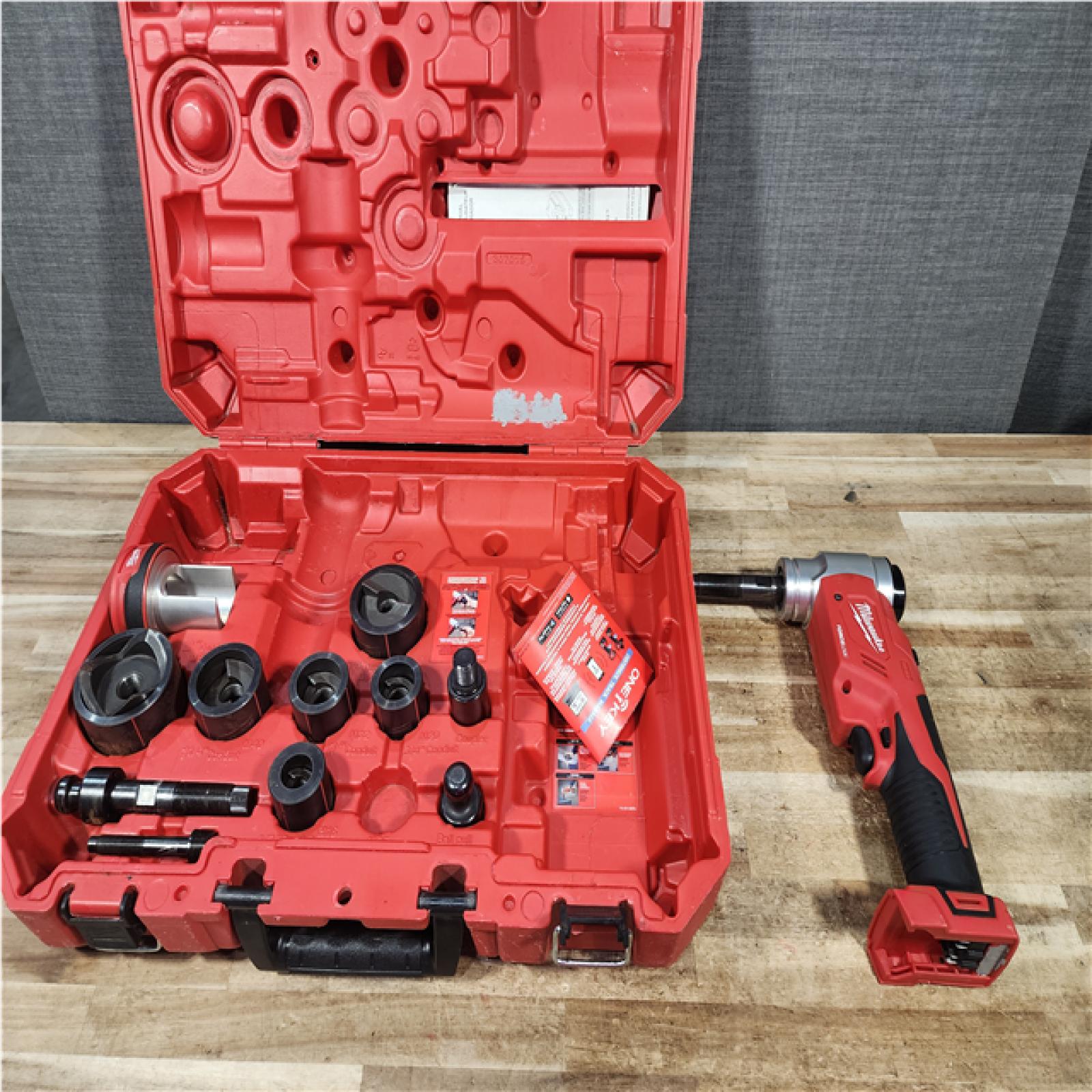 HOUSTON LOCATION - AS - IS Milwaukee 2677-23 M18 ForceLogic 6T Knockout Tool 1/2 in. - 4 in Kit