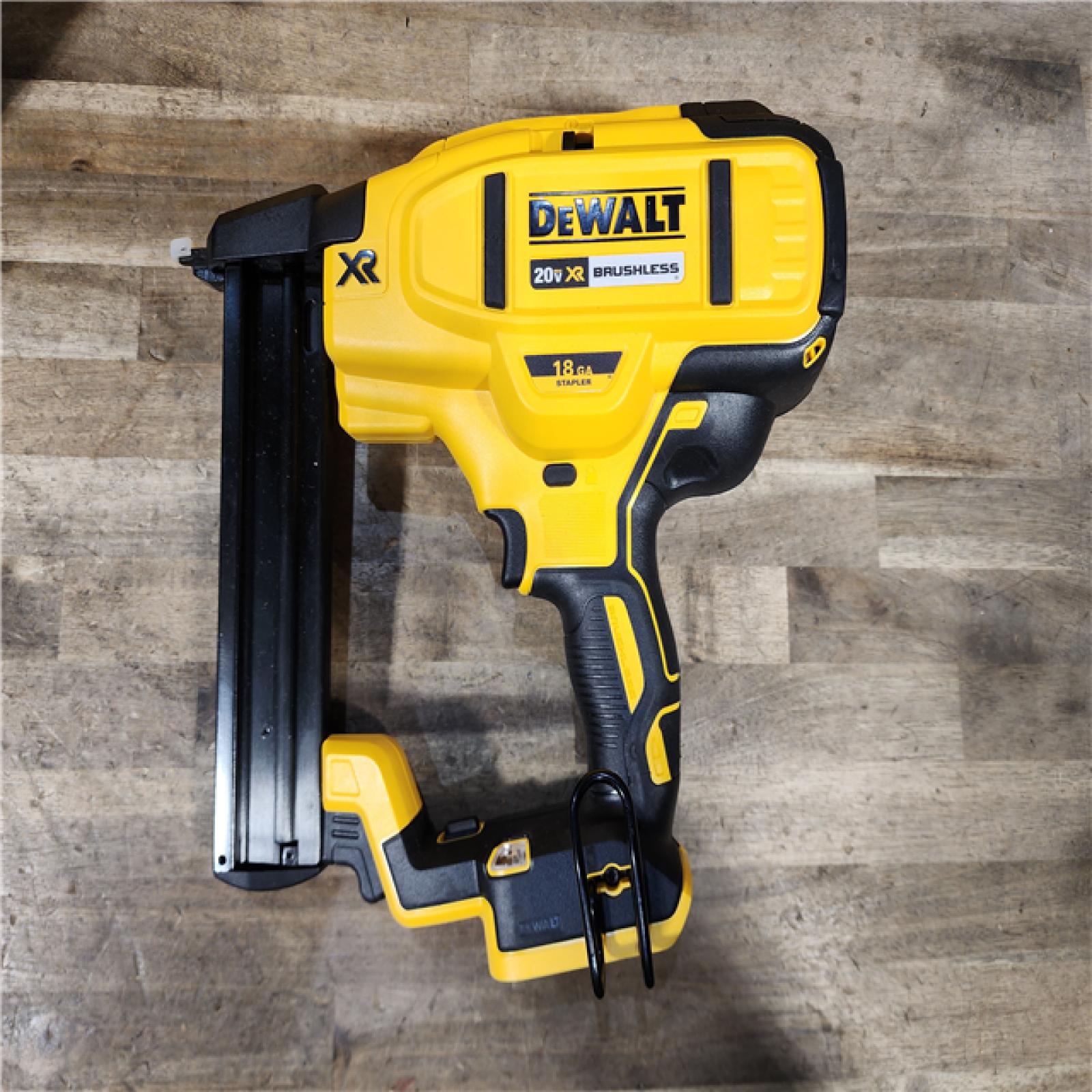 HOUSTON LOCATION - AS-IS DEWALT DCN681D1 20V 18Ga Stapler Kit