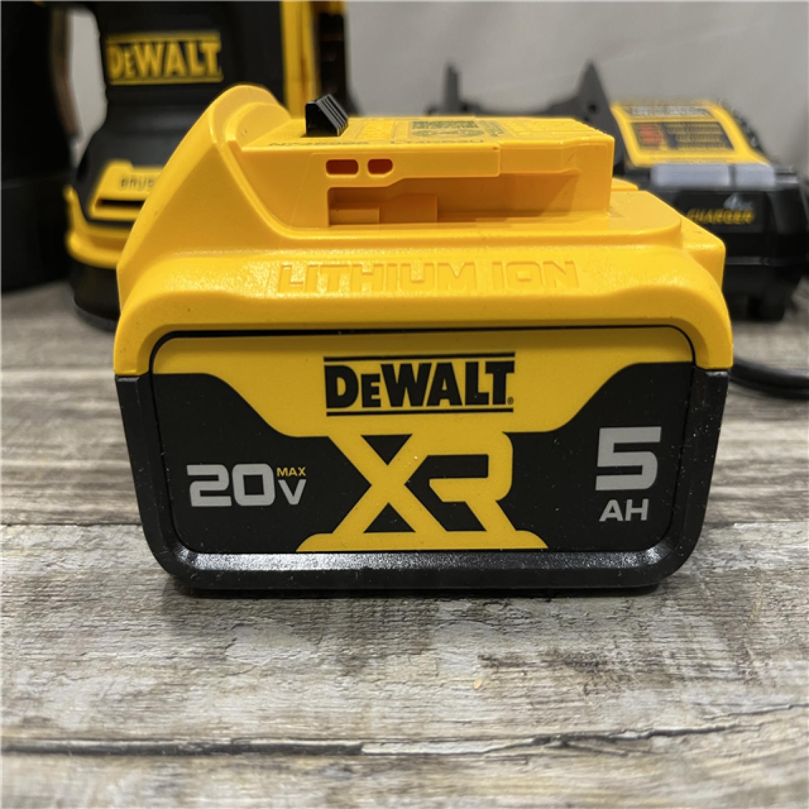 AS-IS DEWALT 20V MAX XR Cordless Brushless 5 in. Random Orbital Sander Kit